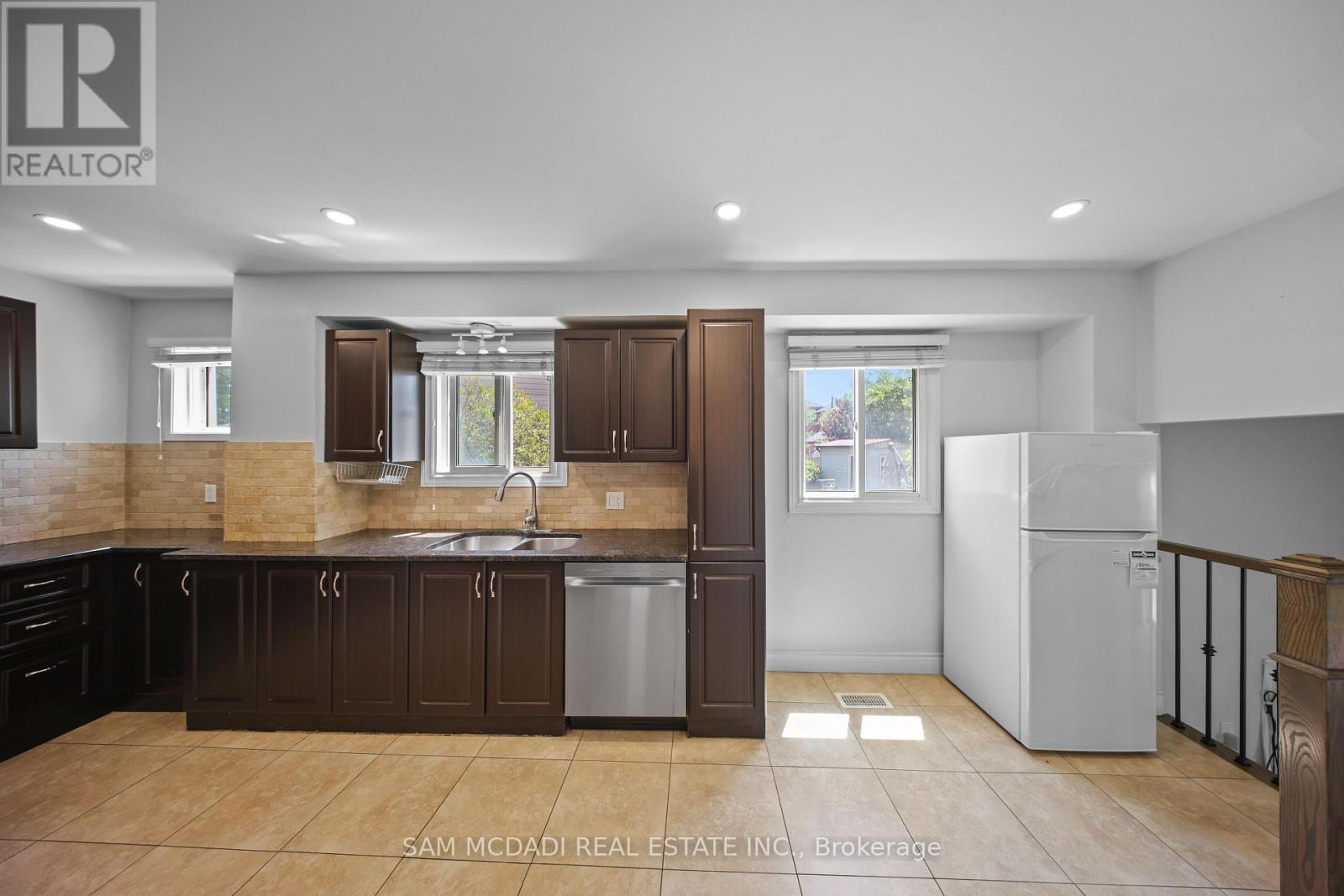 3949 Teakwood Drive, Mississauga, Ontario  L5C 3L2 - Photo 4 - W13569032