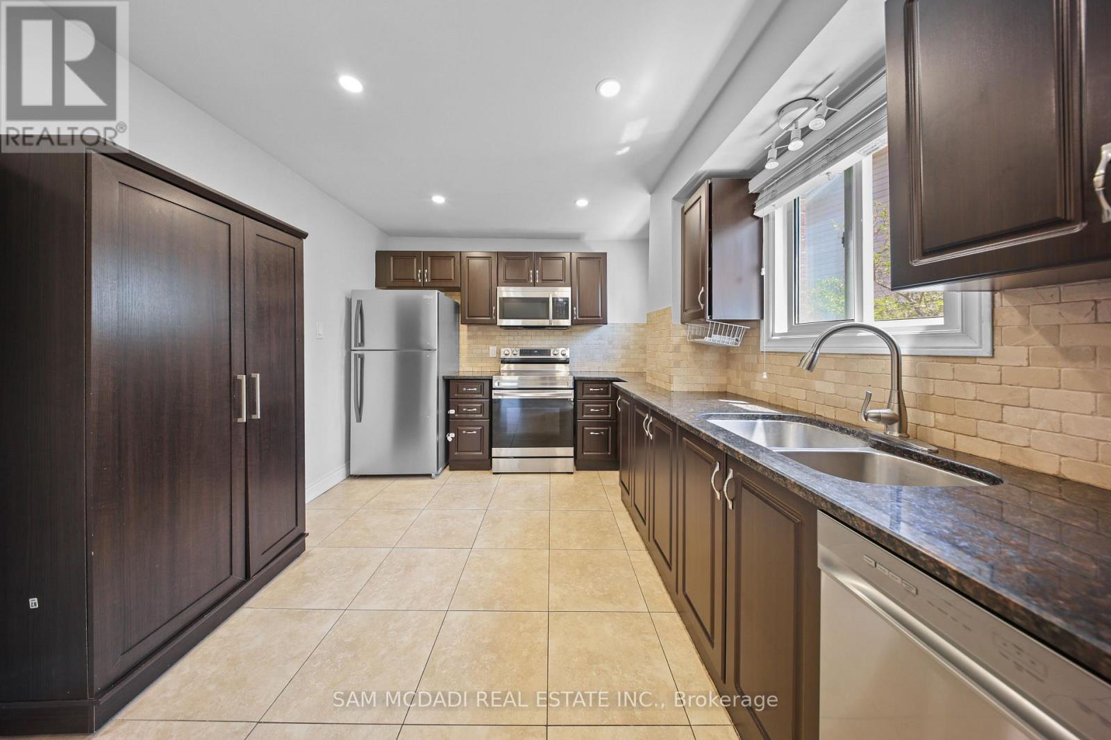 3949 Teakwood Drive, Mississauga, Ontario  L5C 3L2 - Photo 5 - W13569032