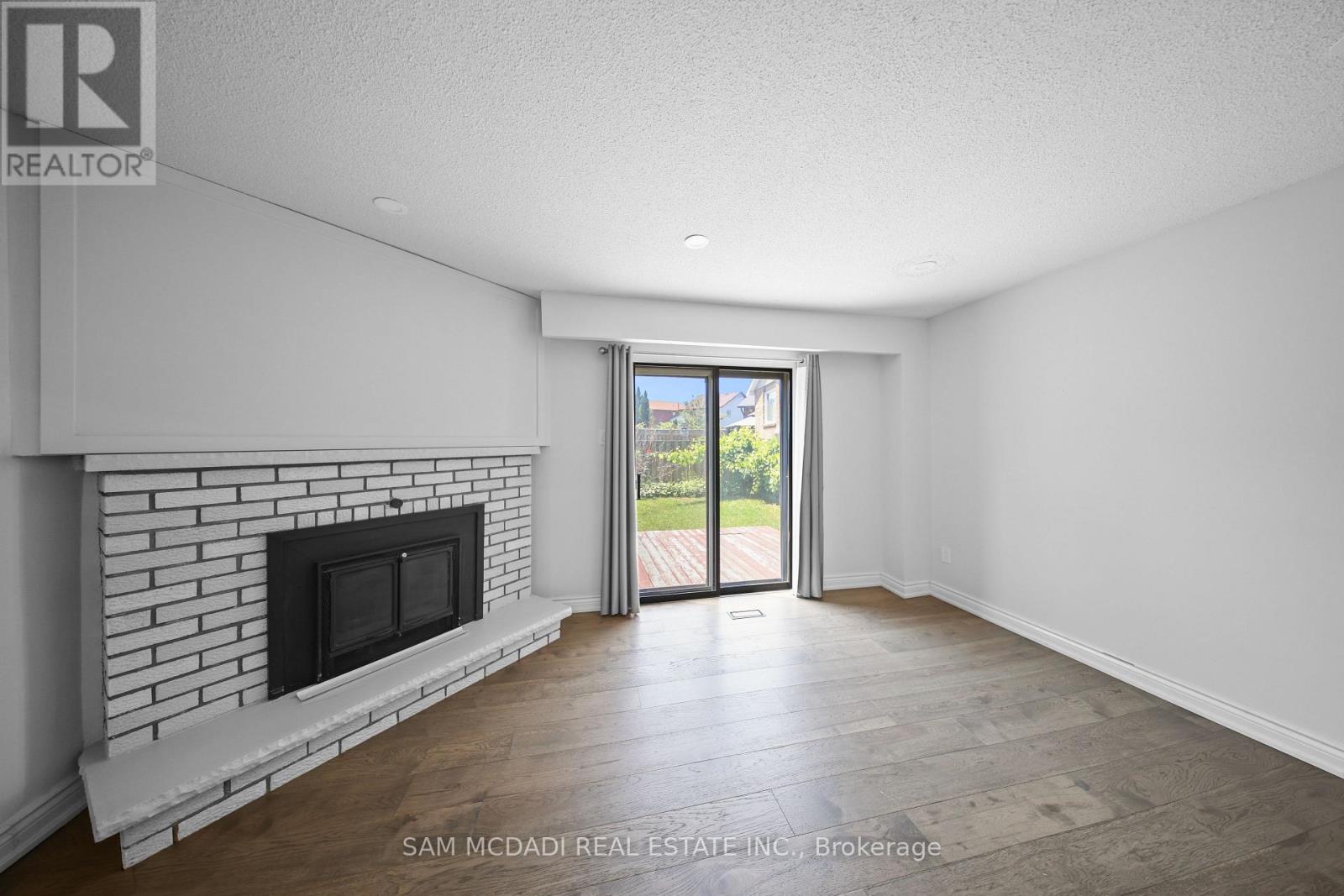 3949 Teakwood Drive, Mississauga, Ontario  L5C 3L2 - Photo 6 - W13569032