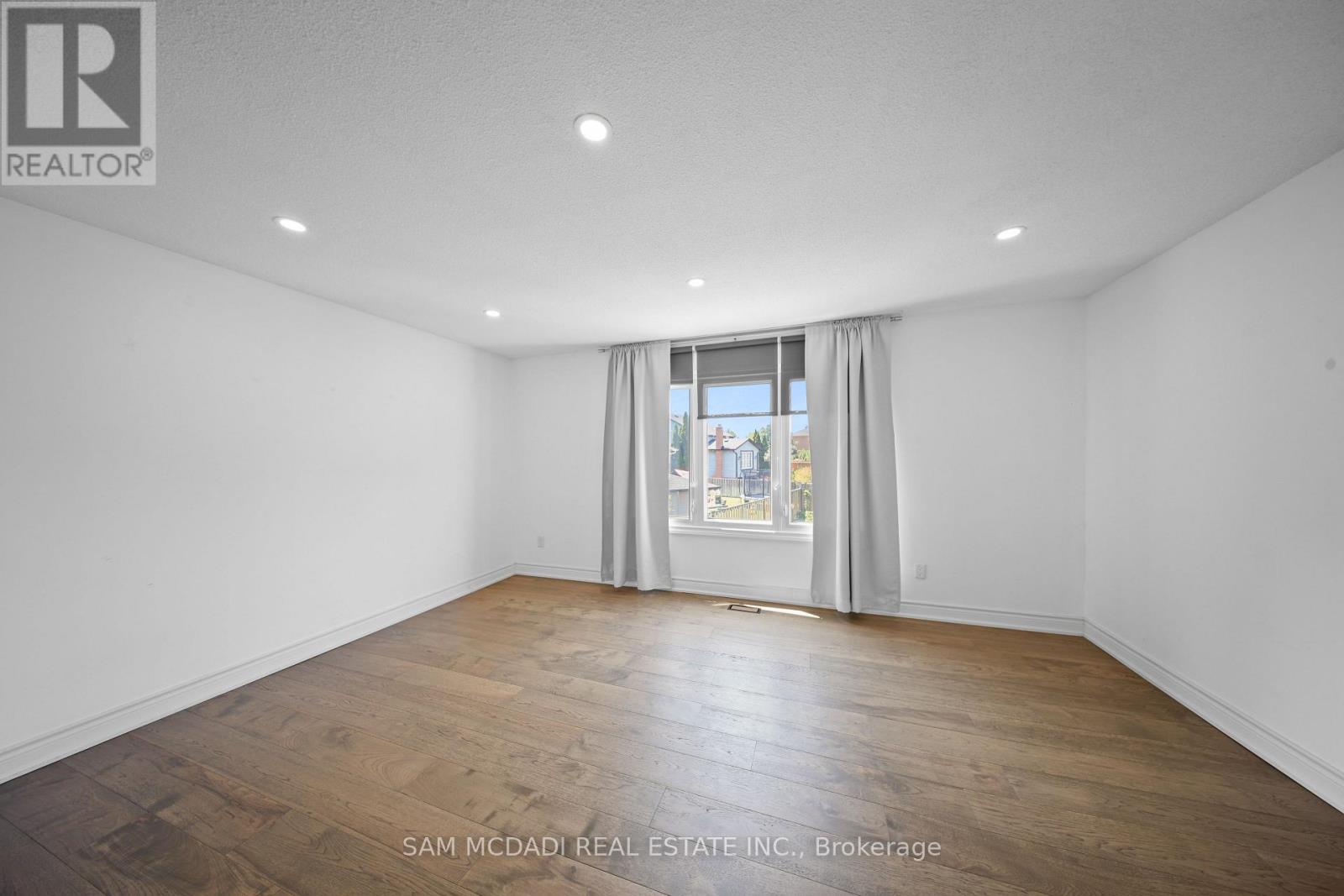 3949 Teakwood Drive, Mississauga, Ontario  L5C 3L2 - Photo 9 - W13569032