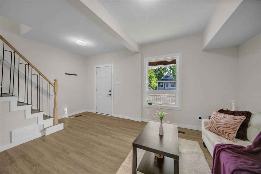 181 Hespeler Avenue, Winnipeg, Manitoba  R2L 0L5 - Photo 4 - 202616657