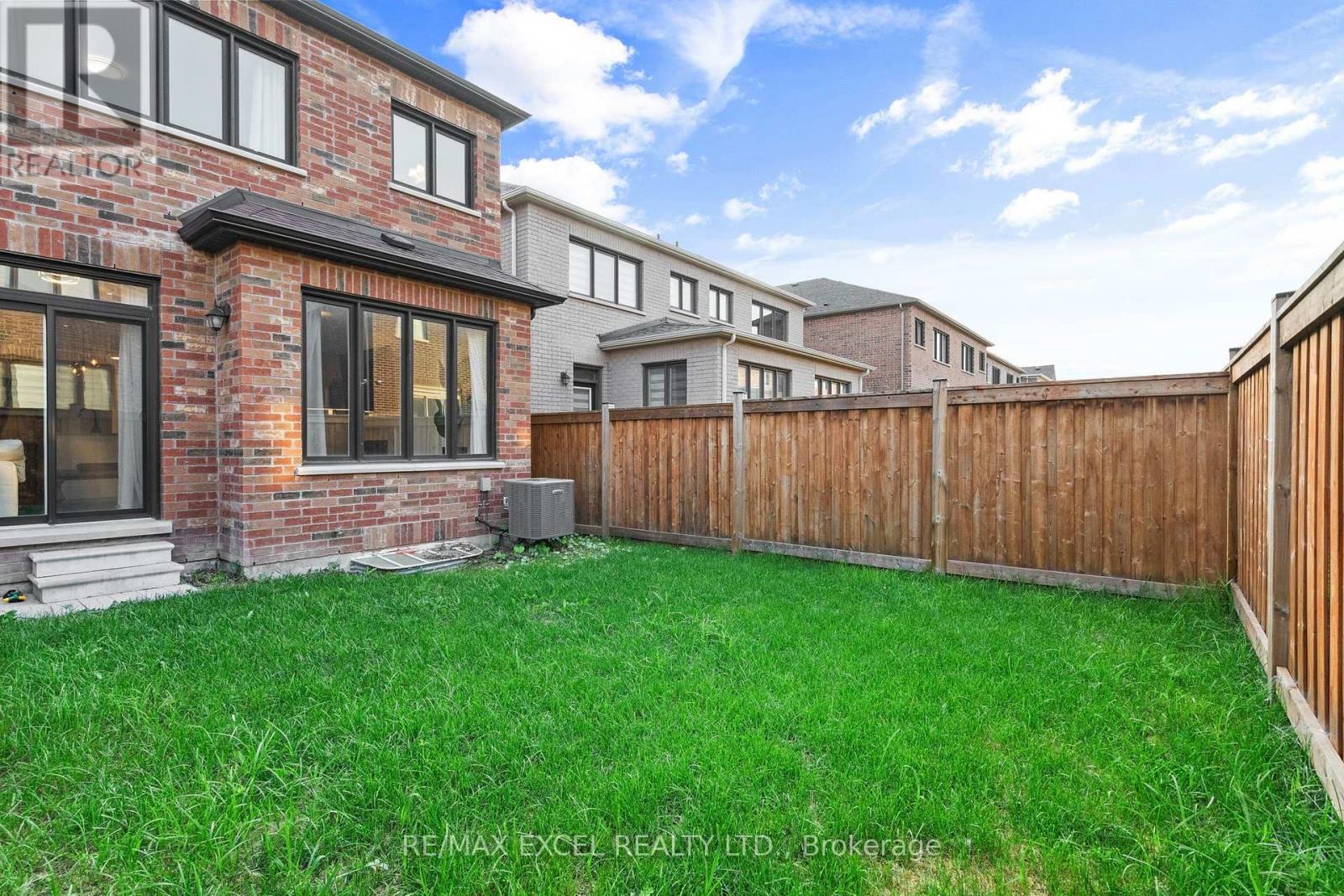 37 Macpherson Street, Whitby, Ontario  L1P 0N5 - Photo 4 - E13569190