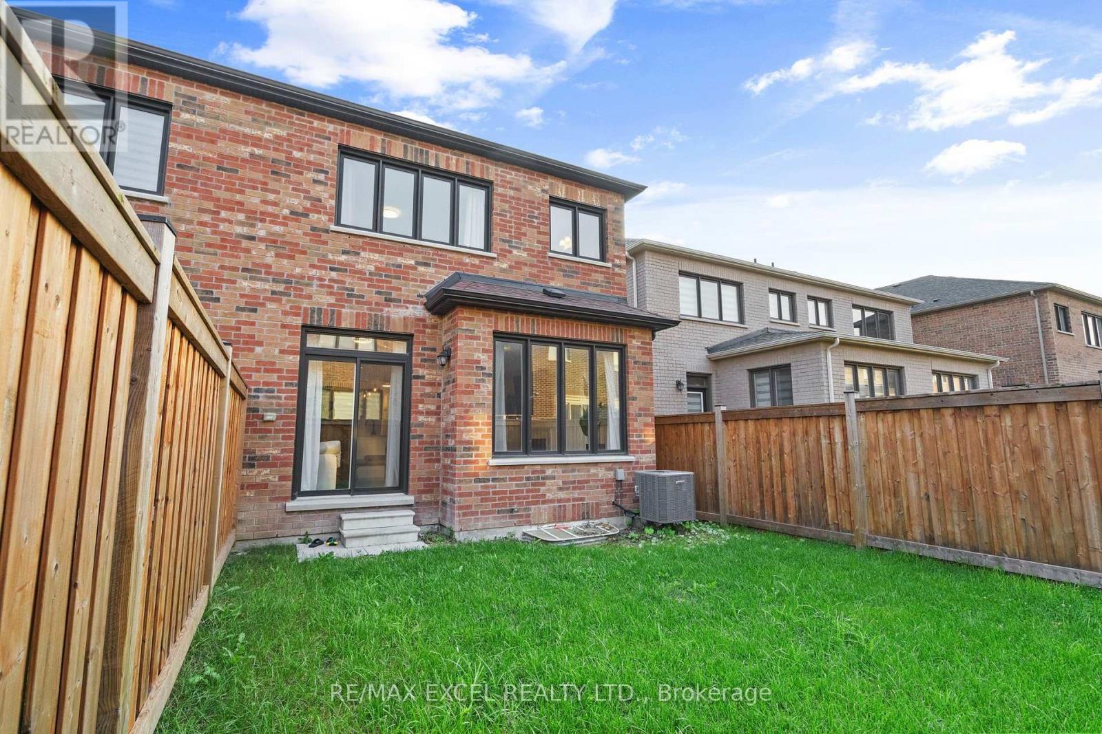37 Macpherson Street, Whitby, Ontario  L1P 0N5 - Photo 5 - E13569190