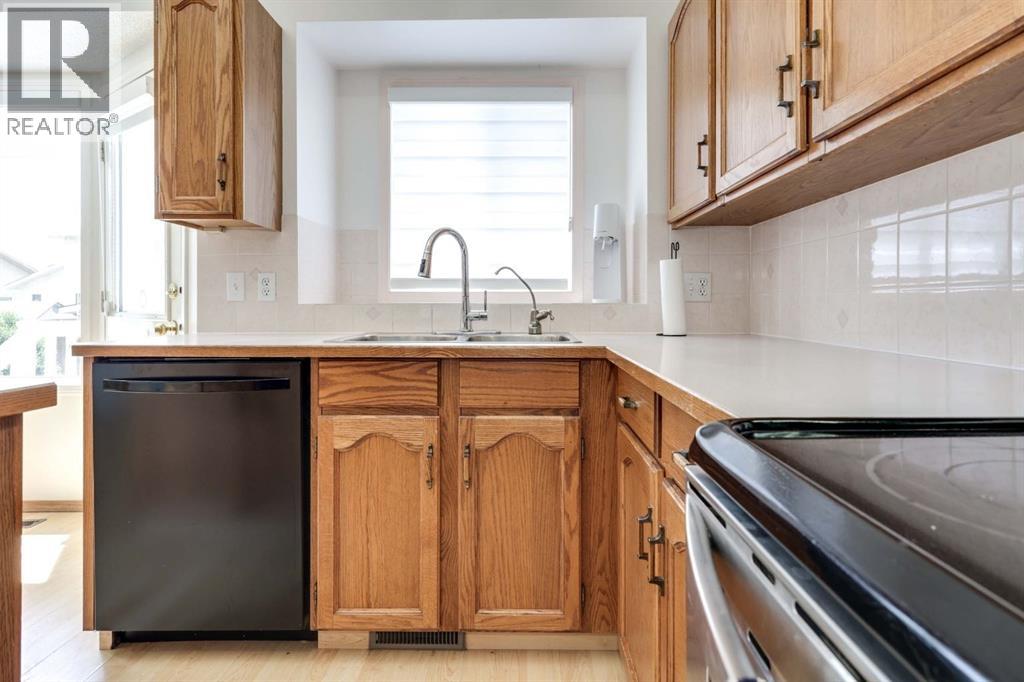 23 Sandalwood Close NW, Calgary, Alberta  T3K 4B4 - Photo 7 - A2327987