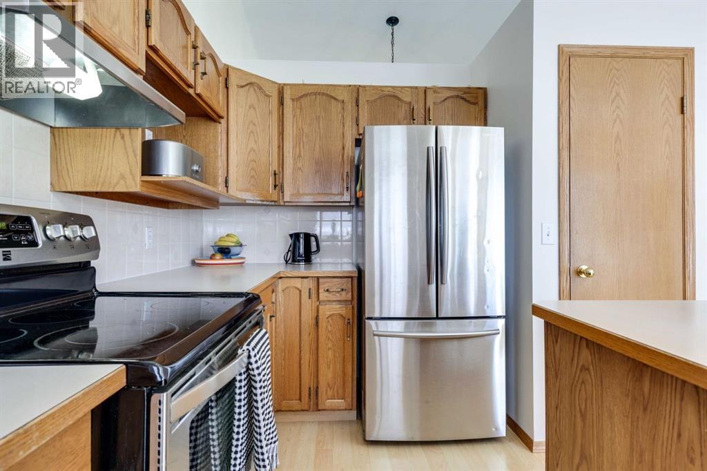 23 Sandalwood Close NW, Calgary, Alberta  T3K 4B4 - Photo 6 - A2327987