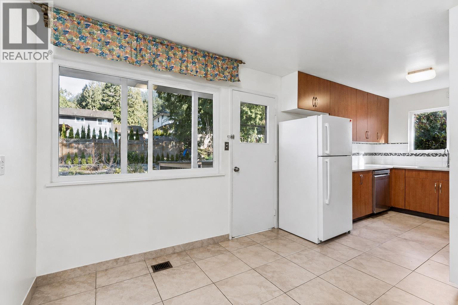 922 Canyon Boulevard, North Vancouver, British Columbia V7R 2J8 - Photo 9 - R3134581