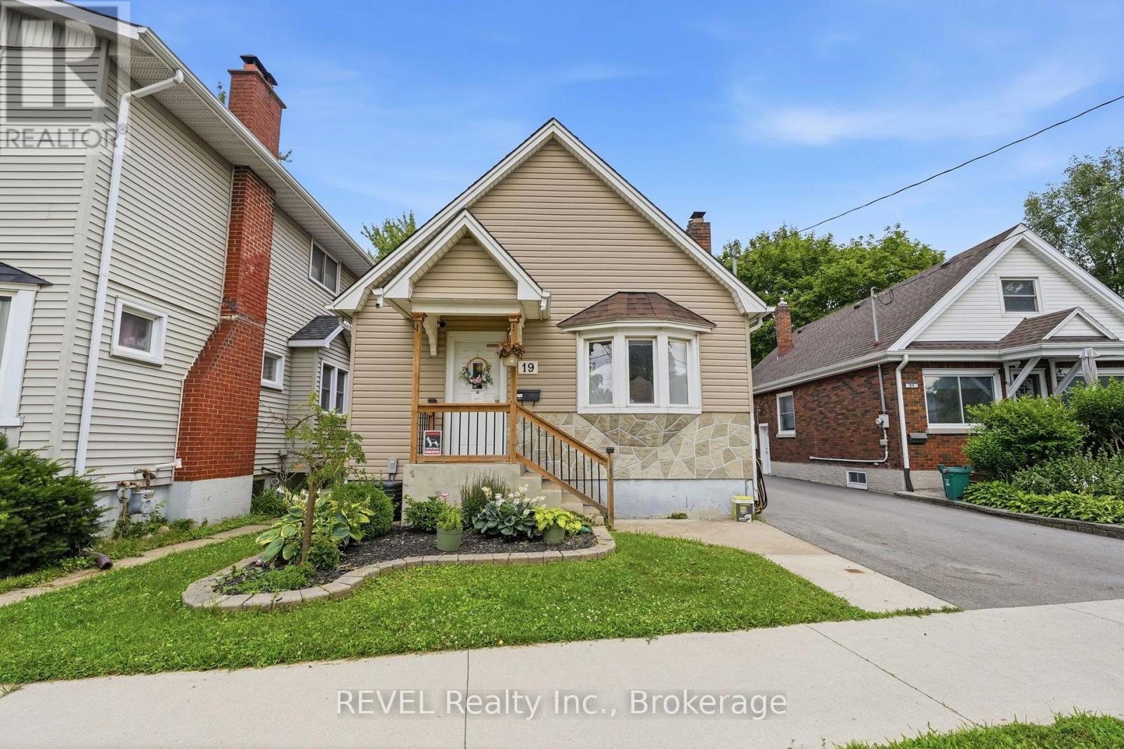 19 LEEPER STREET, St. Catharines (Western Hill)