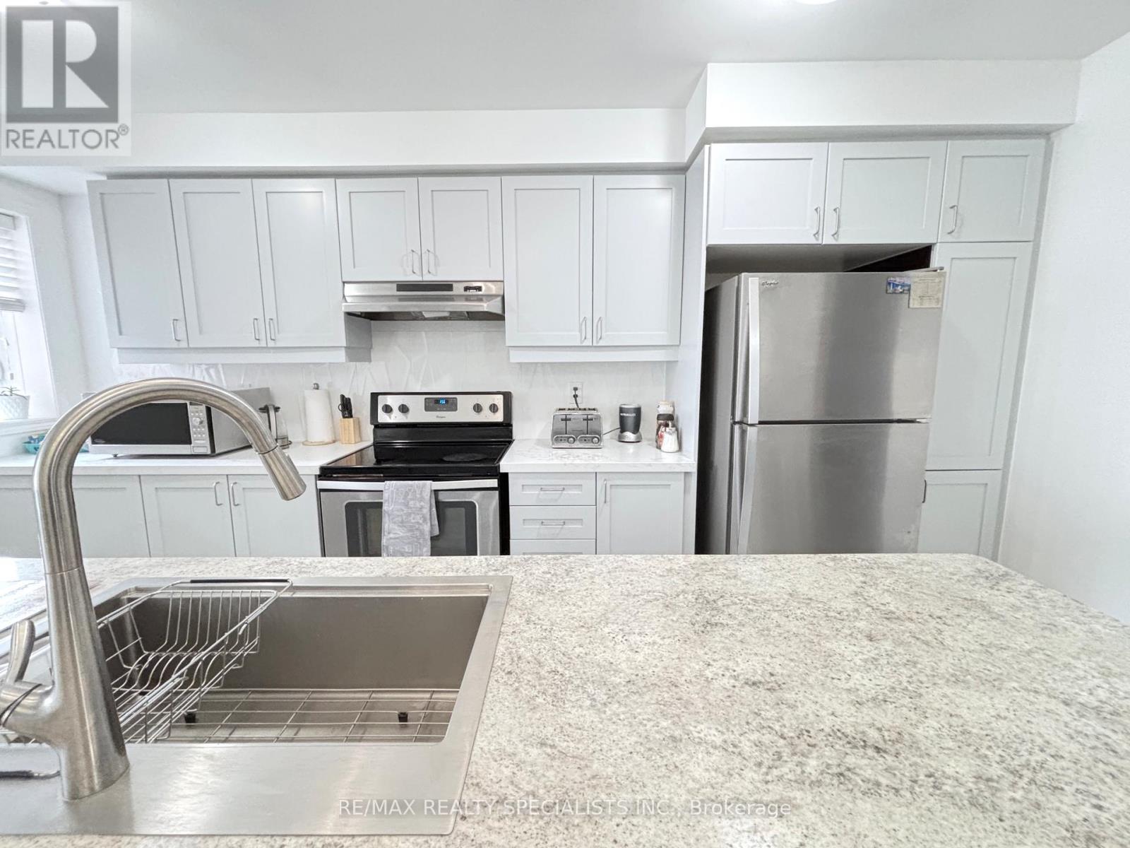 1578 Leblanc Court, Milton, Ontario  L9E 0A3 - Photo 4 - W13569476