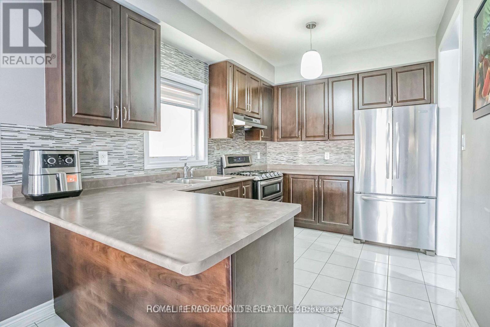 47 Naylor Drive, Bradford West Gwillimbury, Ontario  L3Z 0J8 - Photo 3 - N13554838