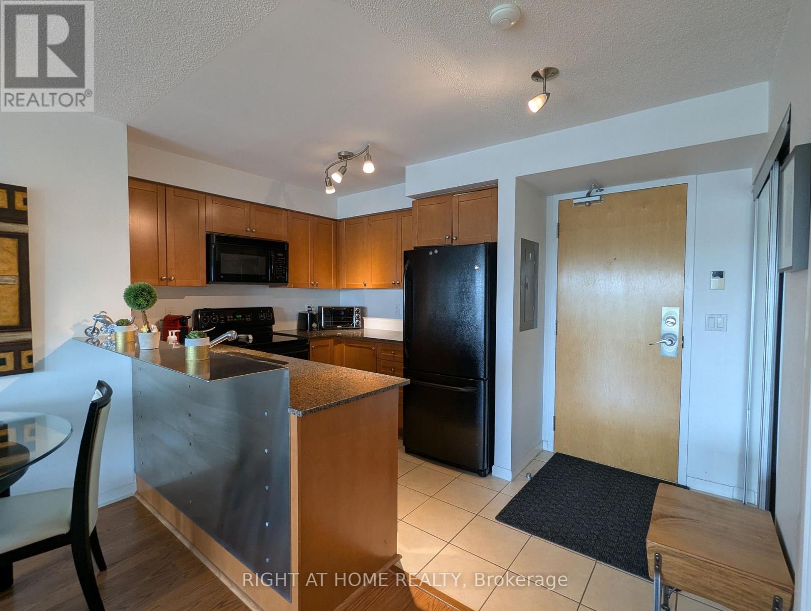 904 - 185 Legion Road N, Toronto, Ontario  M8Y 0A1 - Photo 3 - W13569536