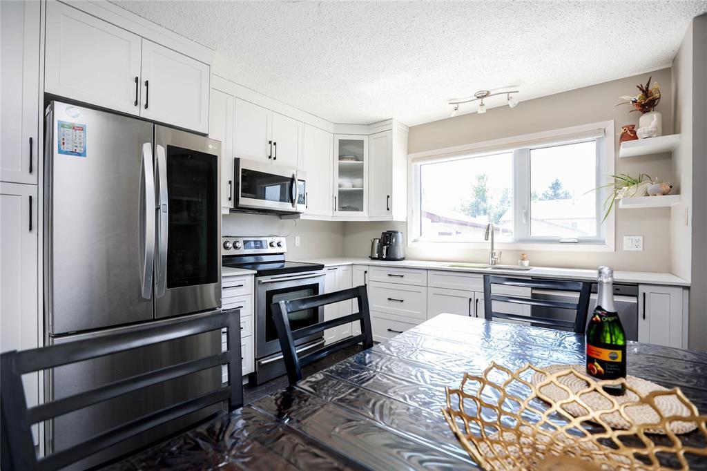 82 Whitley Drive, Winnipeg, Manitoba  R2N 1E9 - Photo 7 - 202615910