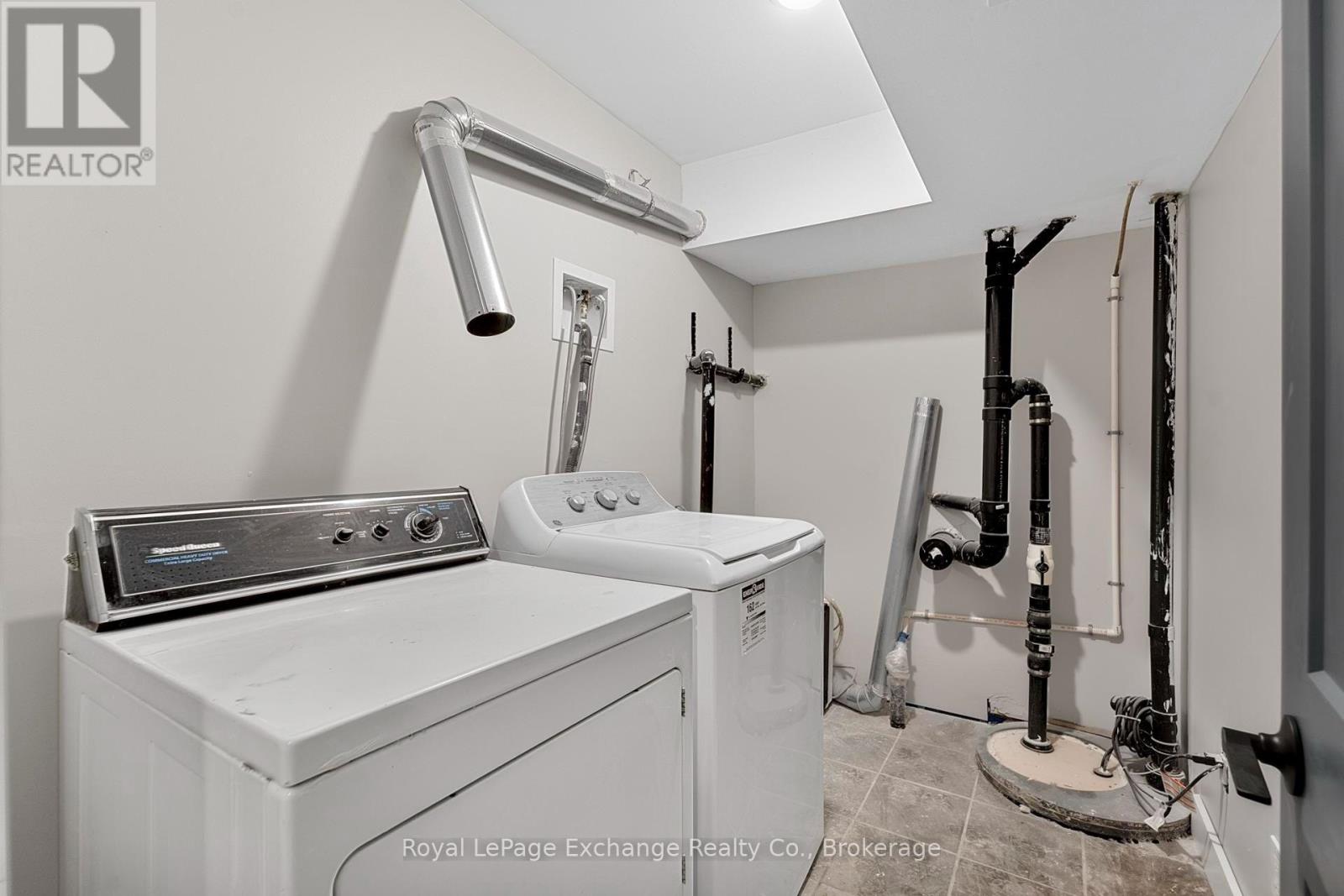 Lower Unit - 34 Queen Avenue, Bluewater, Ontario  N0M 1J0 - Photo 12 - X13569590