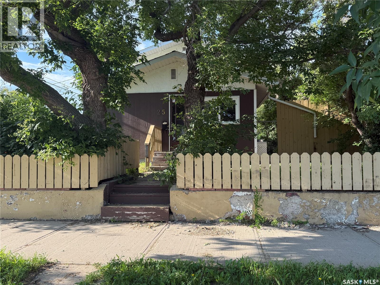 25 Home STREET W, Moose Jaw, Saskatchewan
