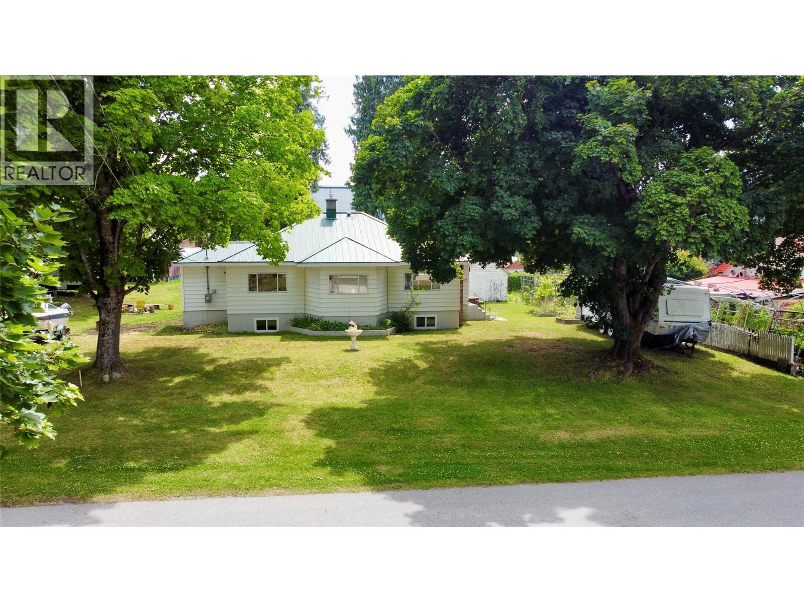 409 9th Avenue, New Denver, British Columbia  V0G 1S0 - Photo 4 - 10394684