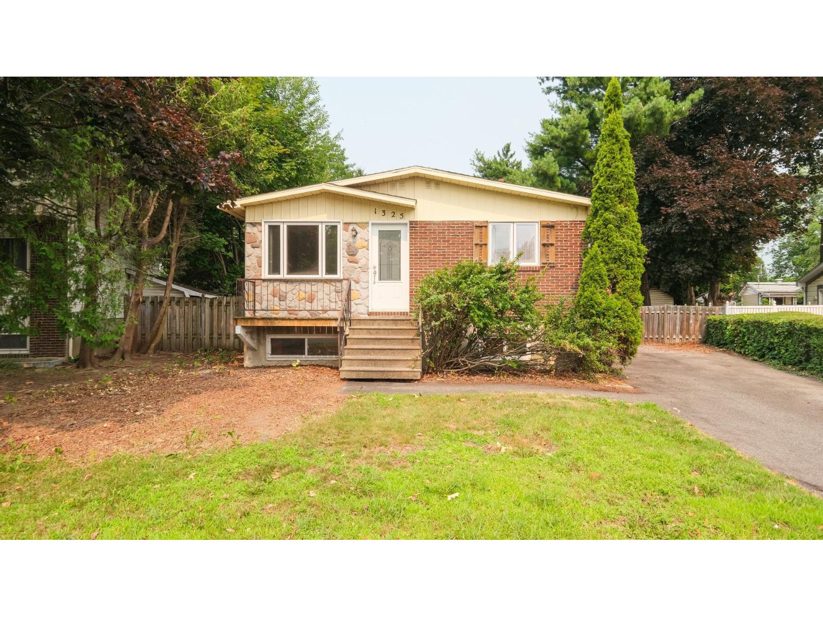 1325 Rue Blainville Longueuil (Le Vieux-Longueuil) Quebec Canada J4M1H7 2
