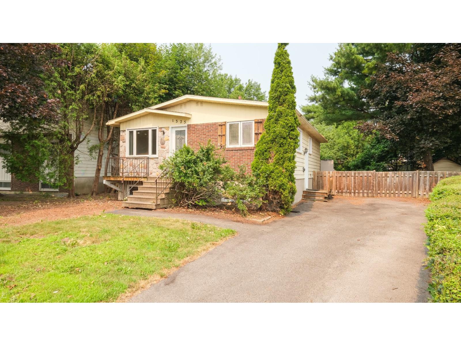 1325 Rue Blainville Longueuil (Le Vieux-Longueuil) Quebec Canada J4M1H7 3
