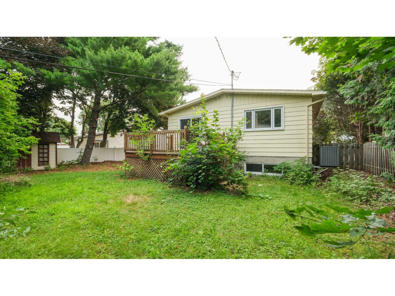 1325 Rue Blainville Longueuil (Le Vieux-Longueuil) Quebec Canada J4M1H7 4