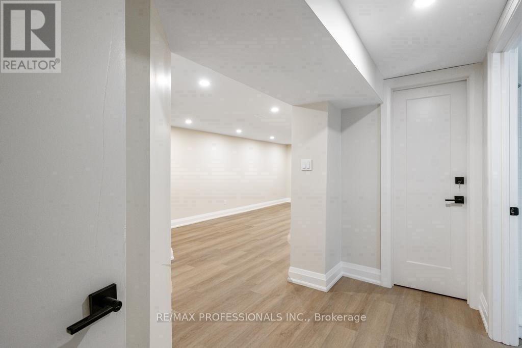 Lower - 1327 Royal Drive, Burlington, Ontario L7P 2G7 - Photo 12 - W13569746
