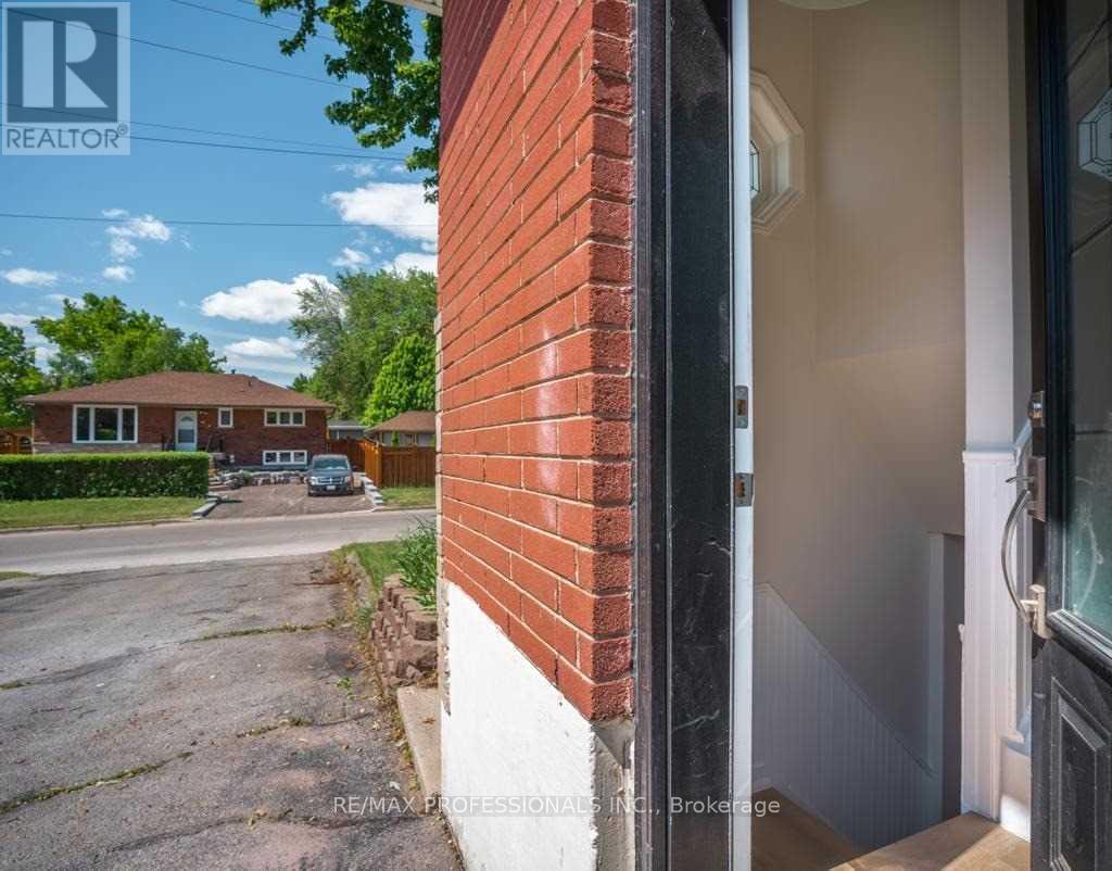 Lower - 1327 Royal Drive, Burlington, Ontario L7P 2G7 - Photo 13 - W13569746
