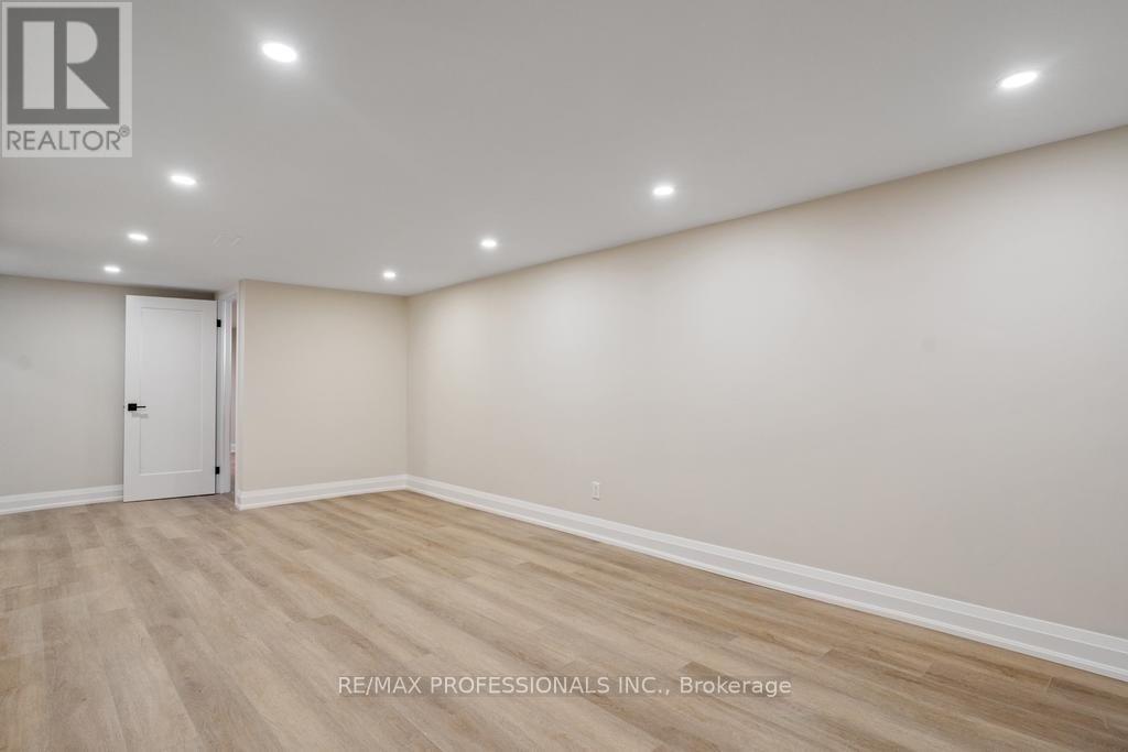 Lower - 1327 Royal Drive, Burlington, Ontario L7P 2G7 - Photo 3 - W13569746
