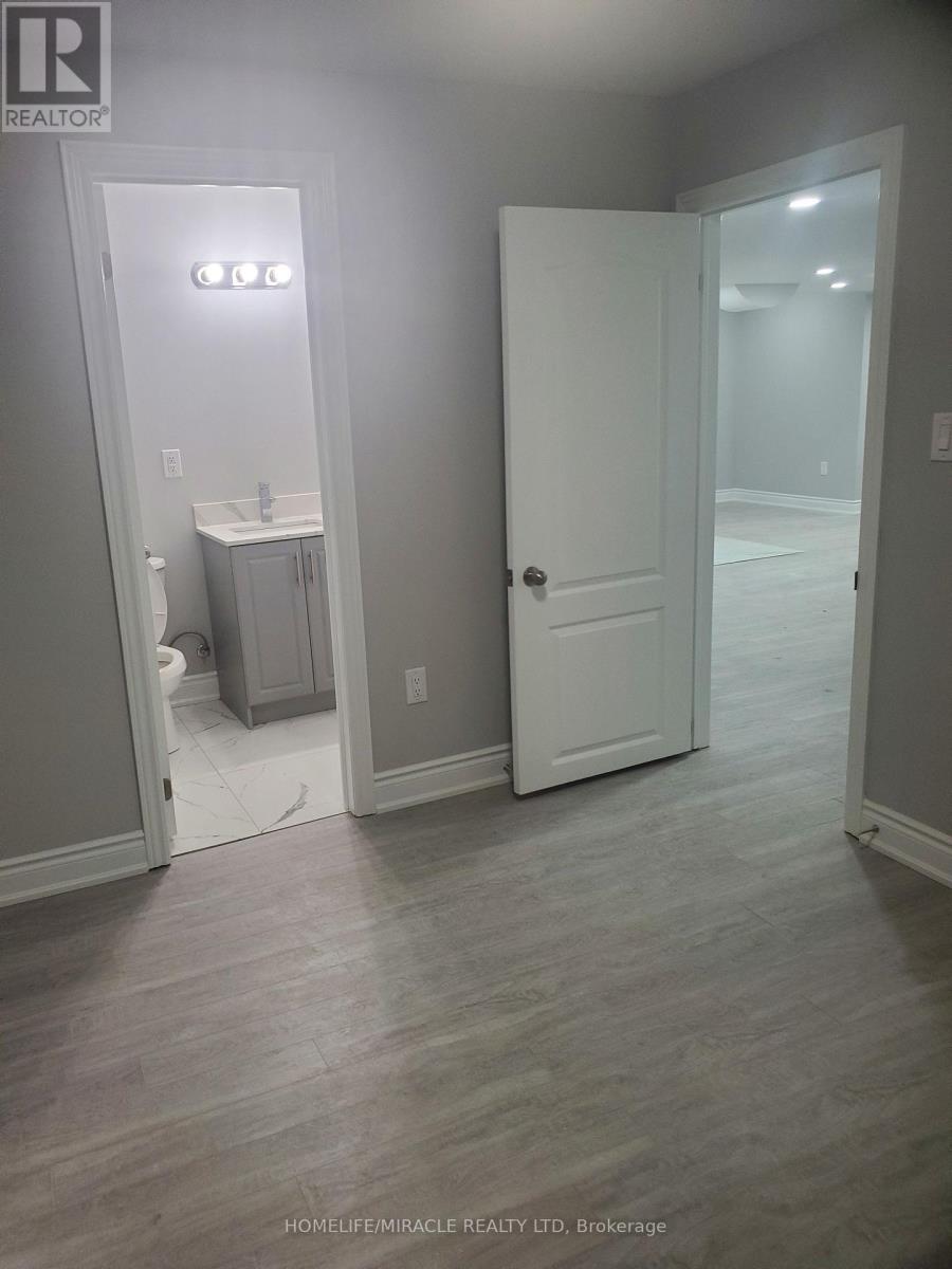 18 Bachelor Street, Brampton, Ontario L7A 4T6 - Photo 16 - W13569752