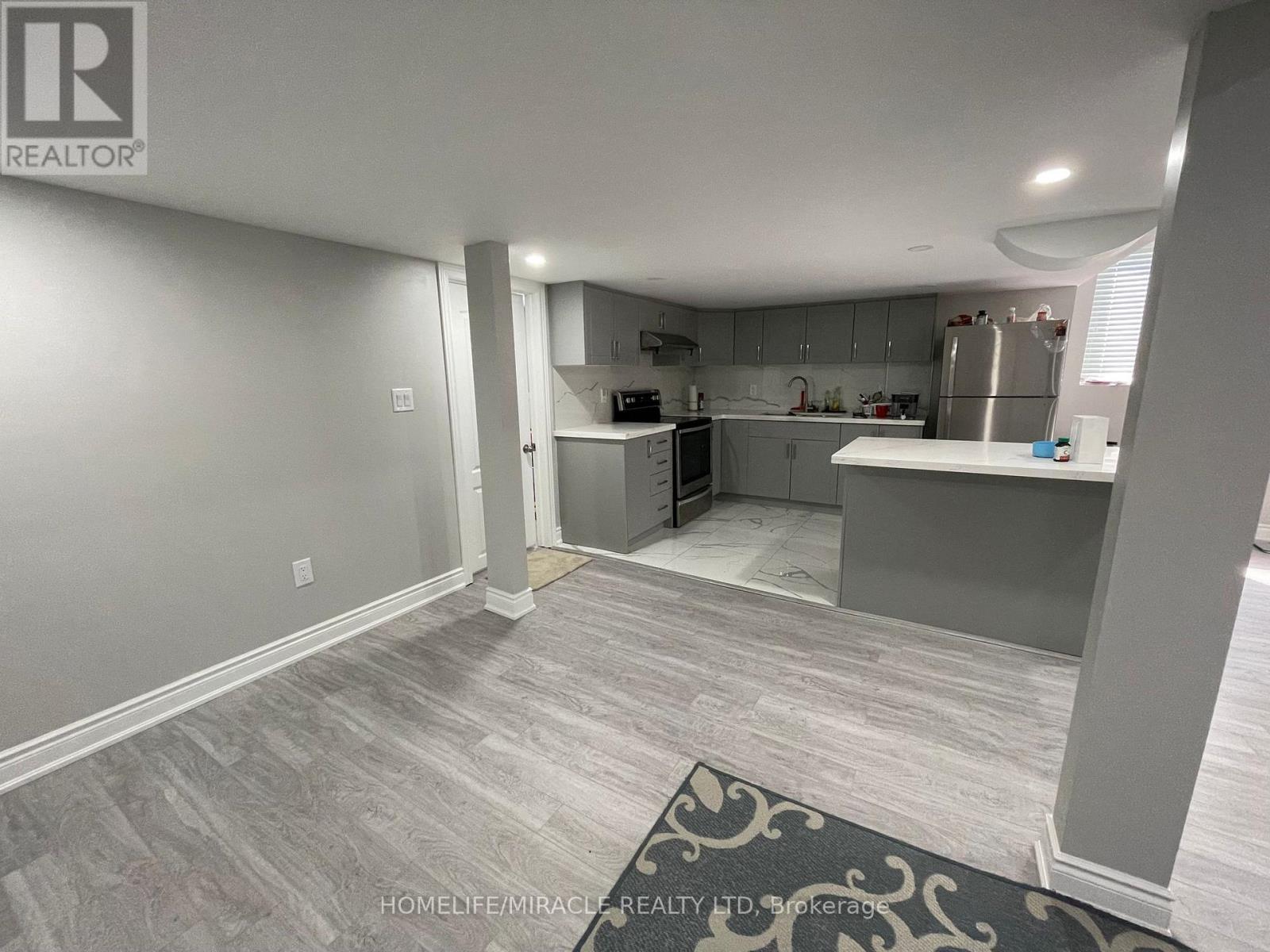 18 Bachelor Street, Brampton, Ontario L7A 4T6 - Photo 7 - W13569752