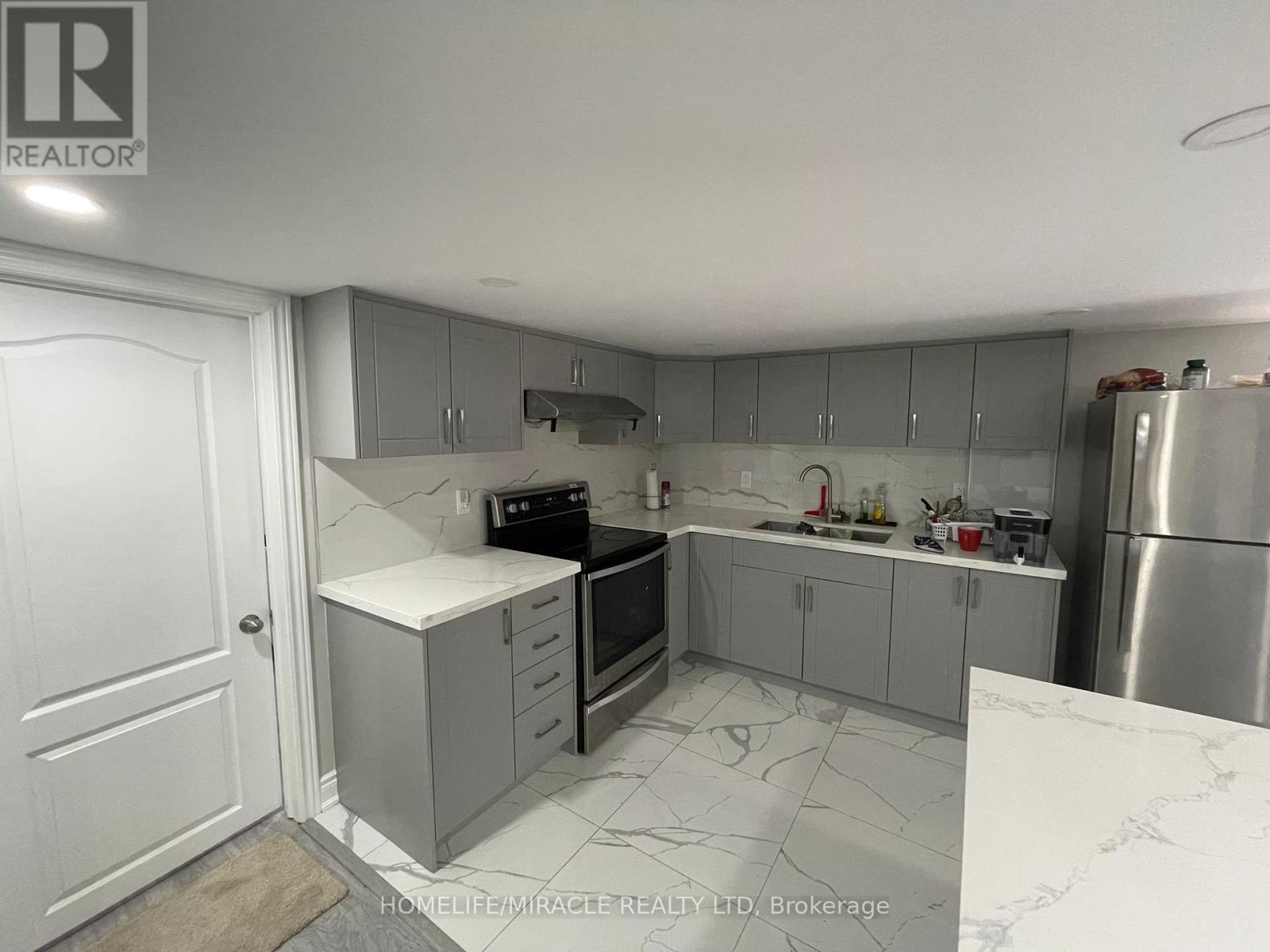 18 Bachelor Street, Brampton, Ontario L7A 4T6 - Photo 8 - W13569752