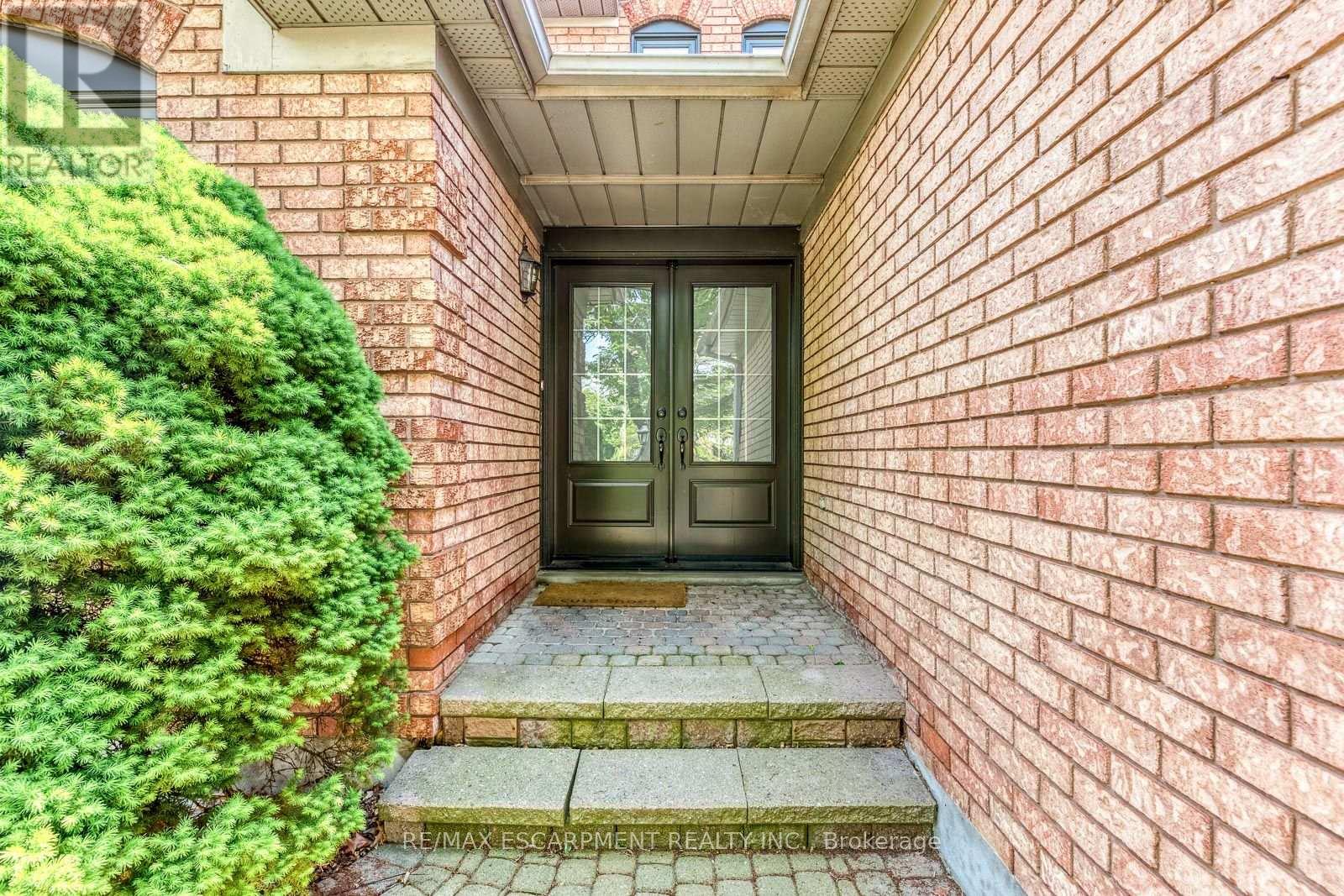 1239 White Lane, Oakville, Ontario  L6M 2T7 - Photo 3 - W13569804