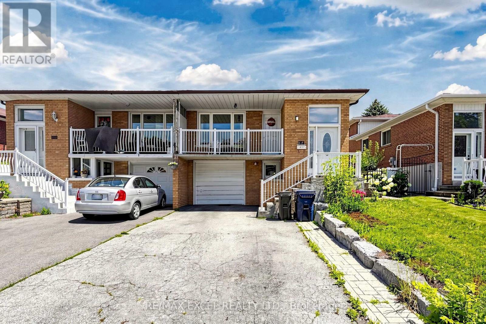 <div class="slider-price">$866,600</div><p>216 Shawnee Circle, Toronto, Ontario</p>