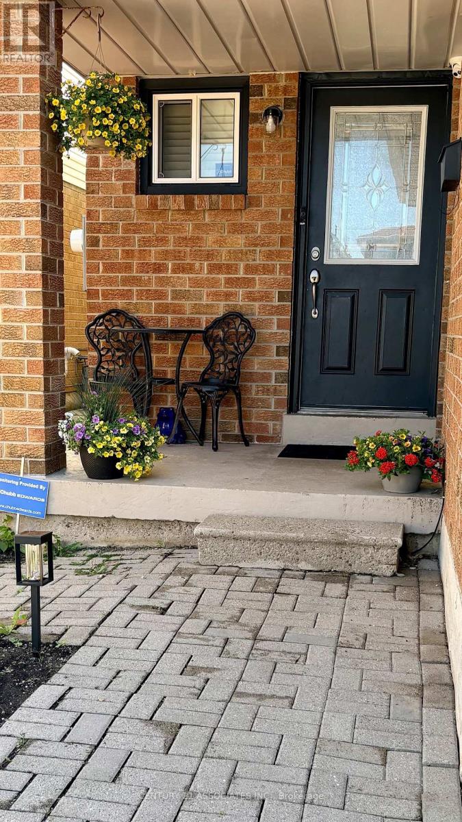 80 Stephensen Court, Brampton, Ontario  L6V 3X8 - Photo 2 - W13193326
