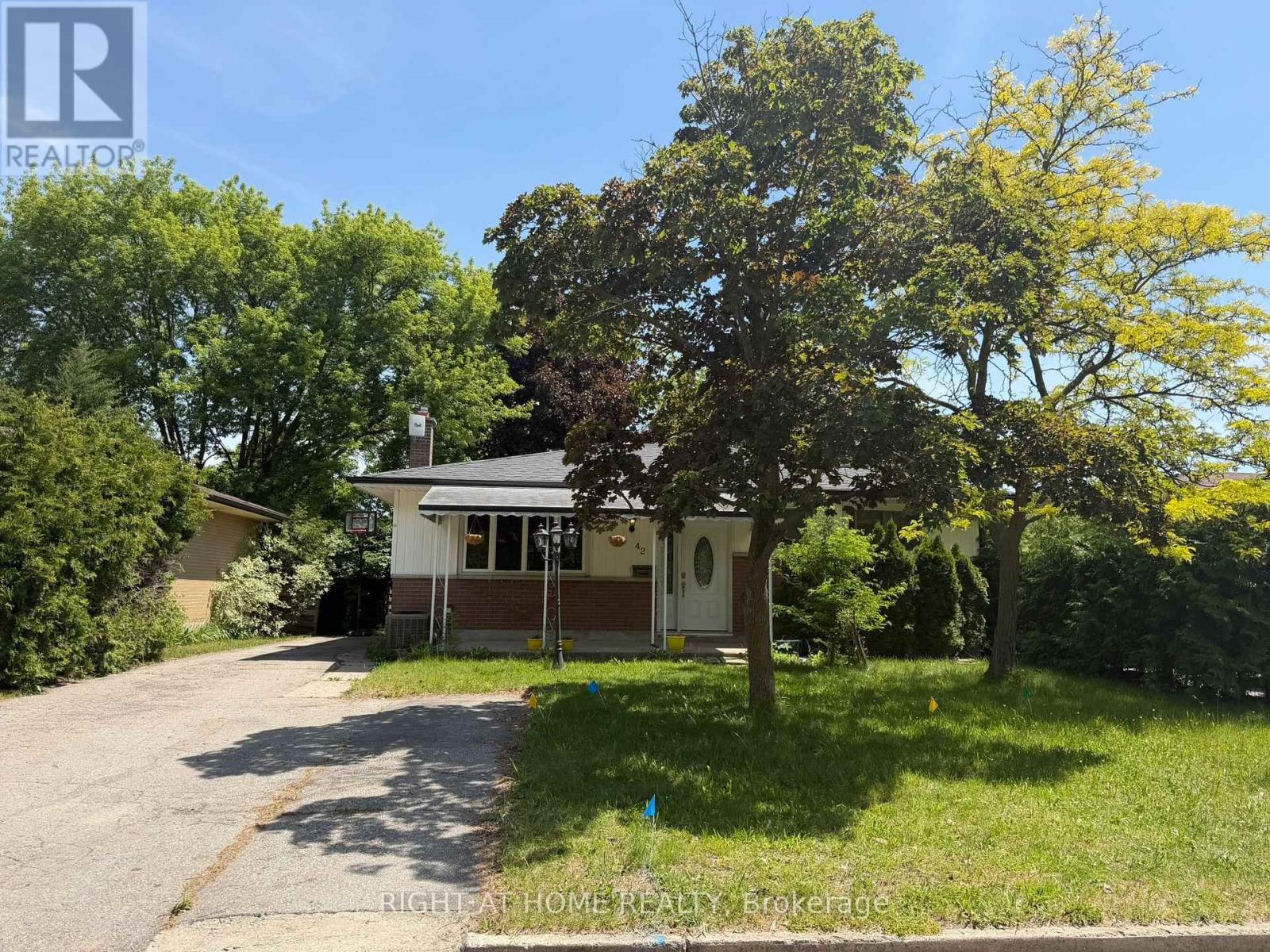 42 ONEIDA ROAD, London East (East D)