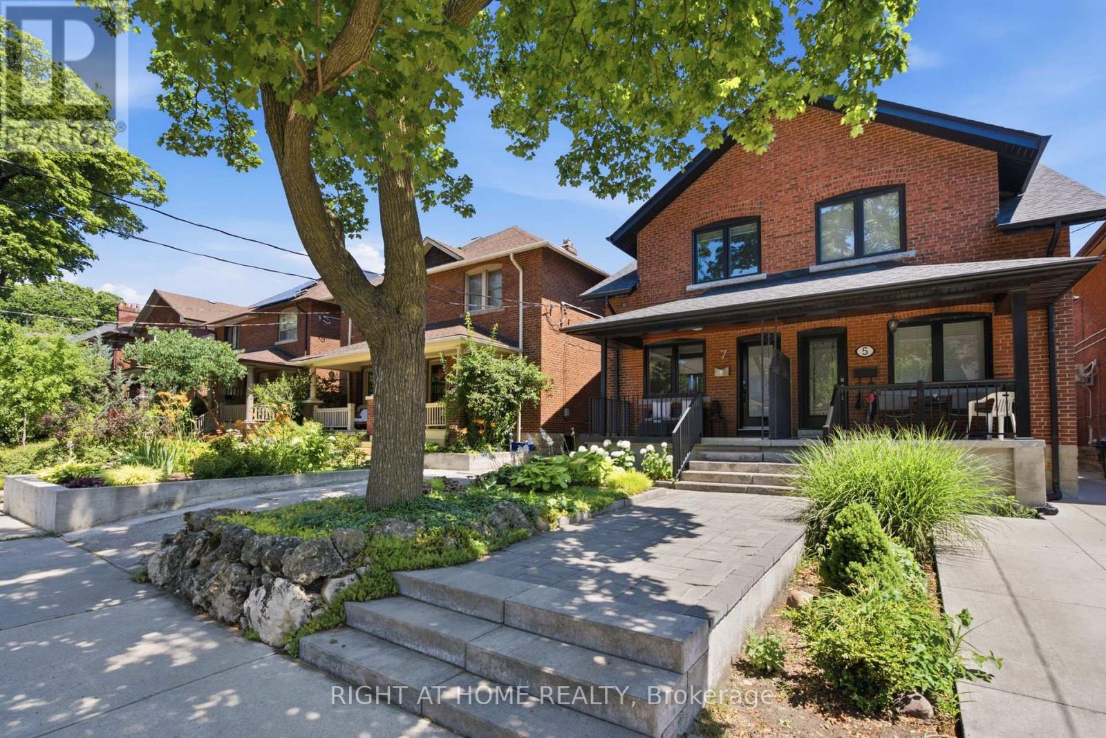 <div class="slider-price">$1,599,999</div><p>7 Hector Avenue, Toronto, Ontario</p>