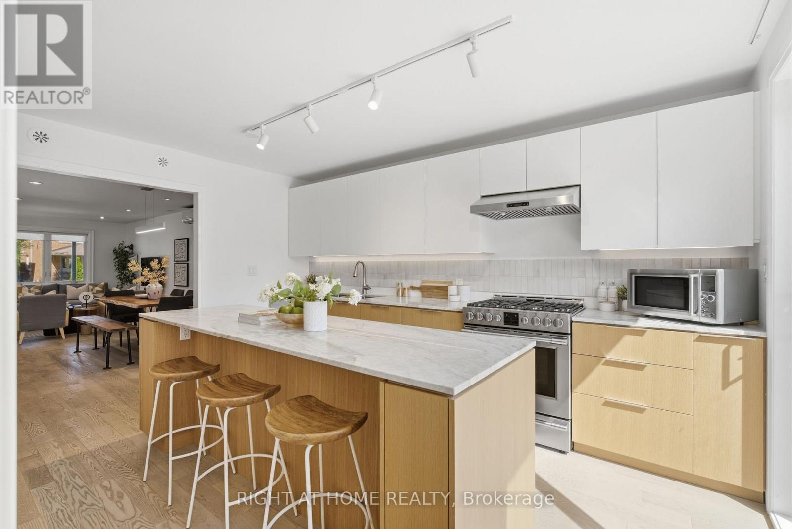 7 Hector Avenue, Toronto, Ontario  M6G 3G2 - Photo 11 - C13570050