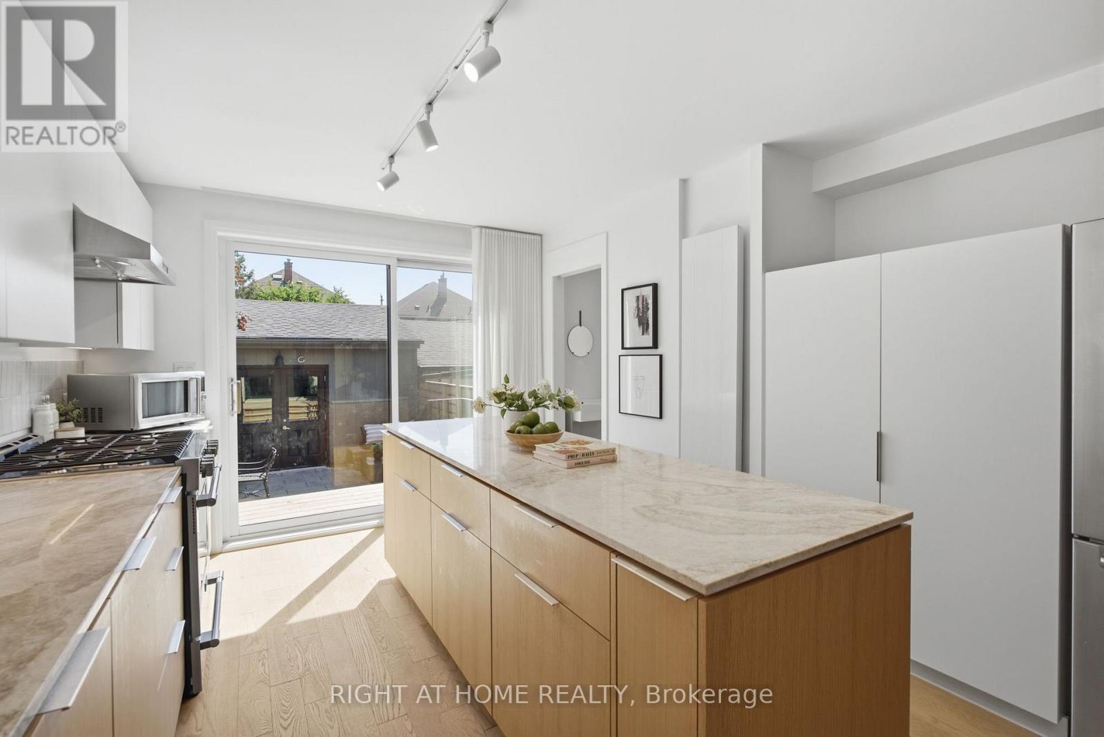 7 Hector Avenue, Toronto, Ontario  M6G 3G2 - Photo 12 - C13570050