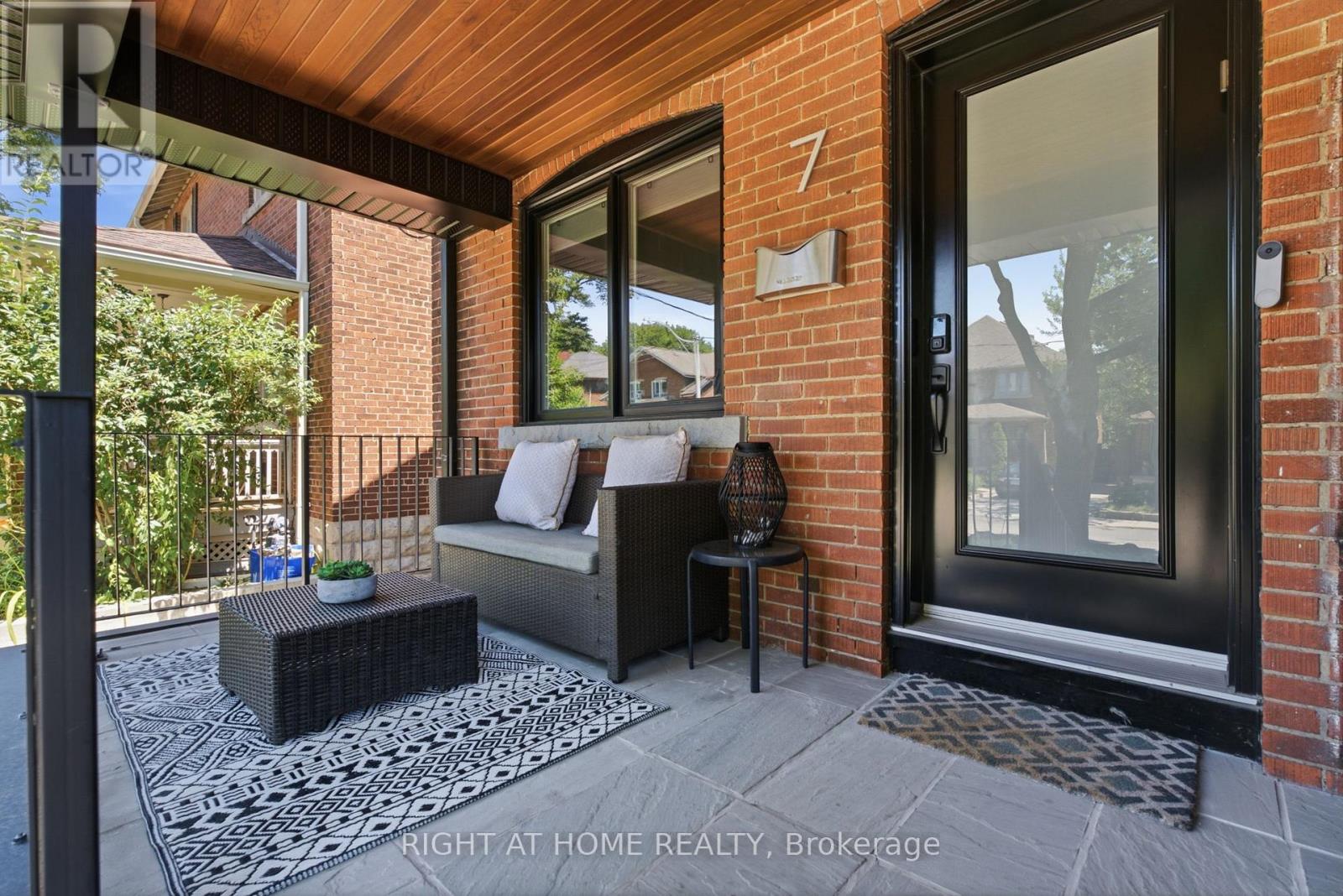 7 Hector Avenue, Toronto, Ontario  M6G 3G2 - Photo 2 - C13570050