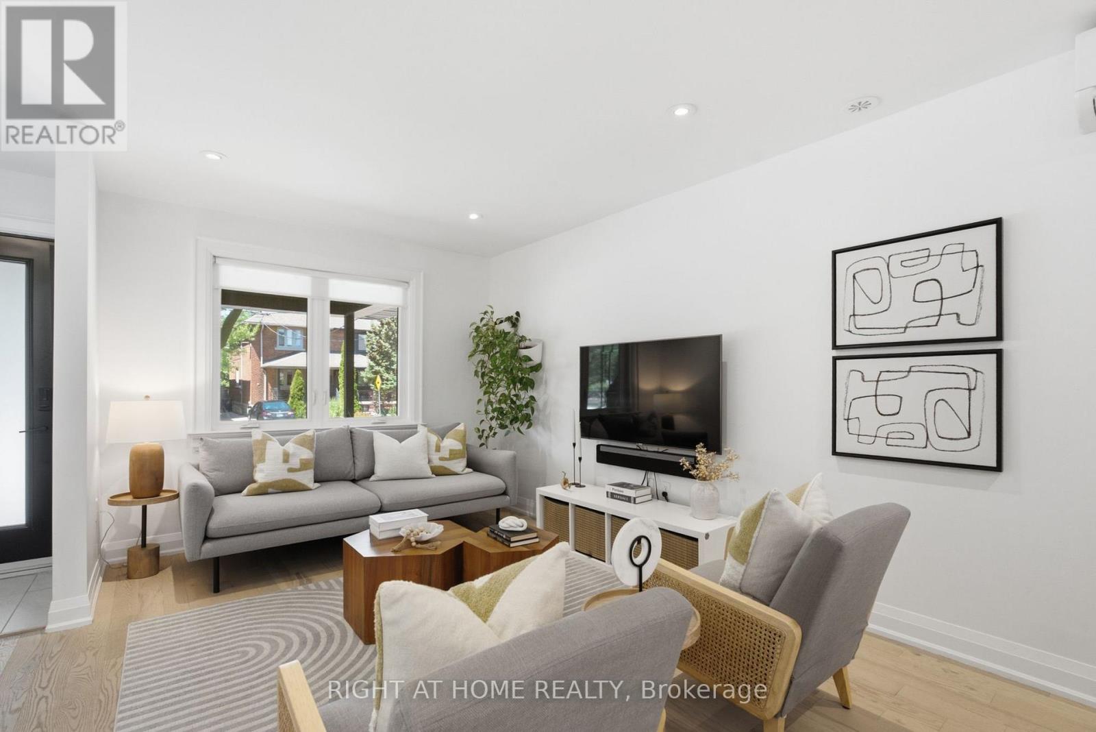 7 Hector Avenue, Toronto, Ontario  M6G 3G2 - Photo 4 - C13570050
