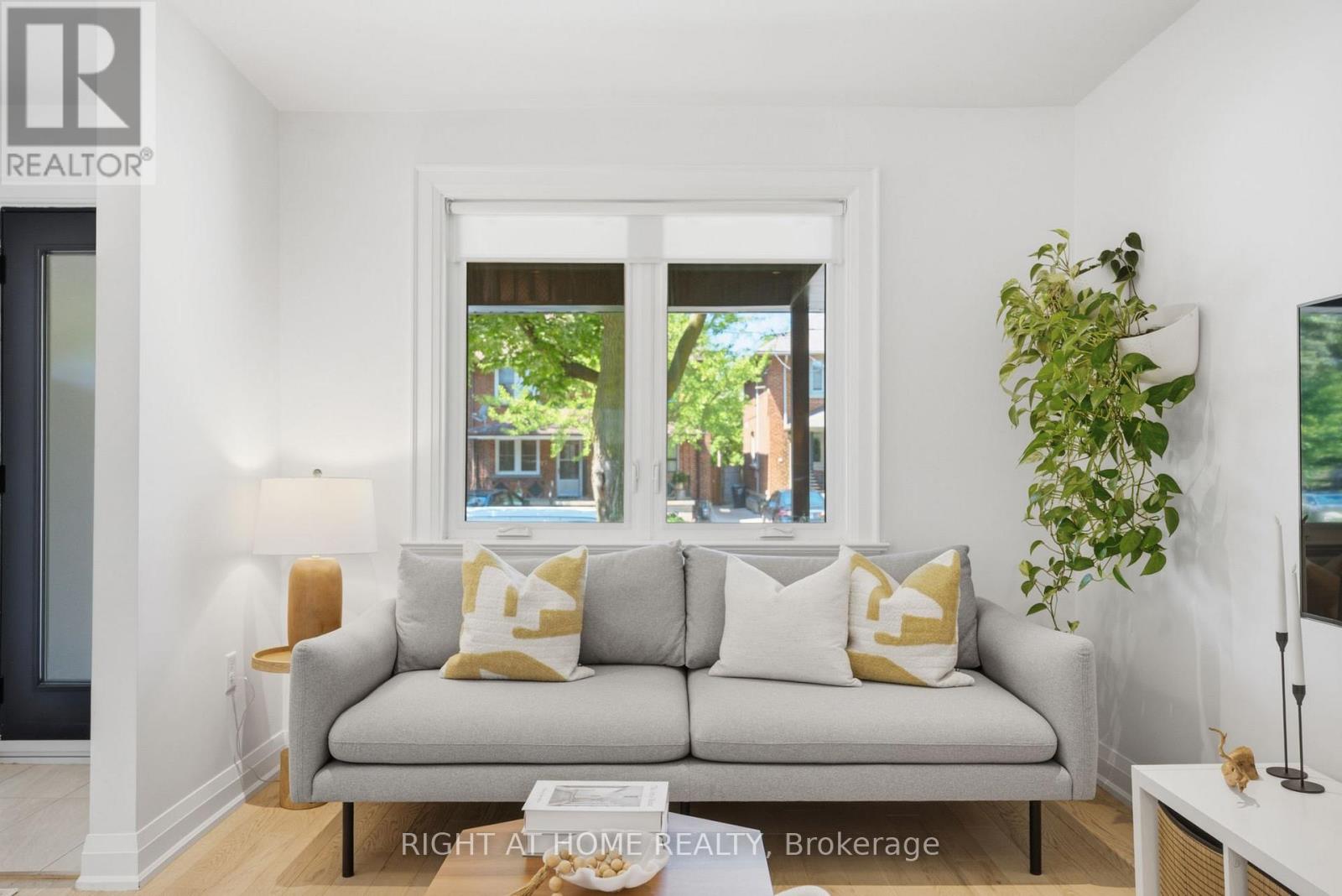 7 Hector Avenue, Toronto, Ontario  M6G 3G2 - Photo 6 - C13570050