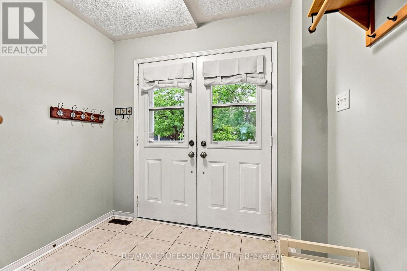 137 Dominion Gardens Drive, Halton Hills, Ontario L7G 6B6 - Photo 5 - W13570058