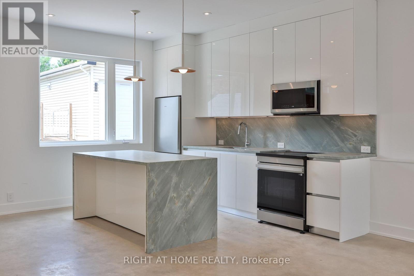LANEWAY HOUSE - 266 INDIAN GROVE, Toronto (High Park North)