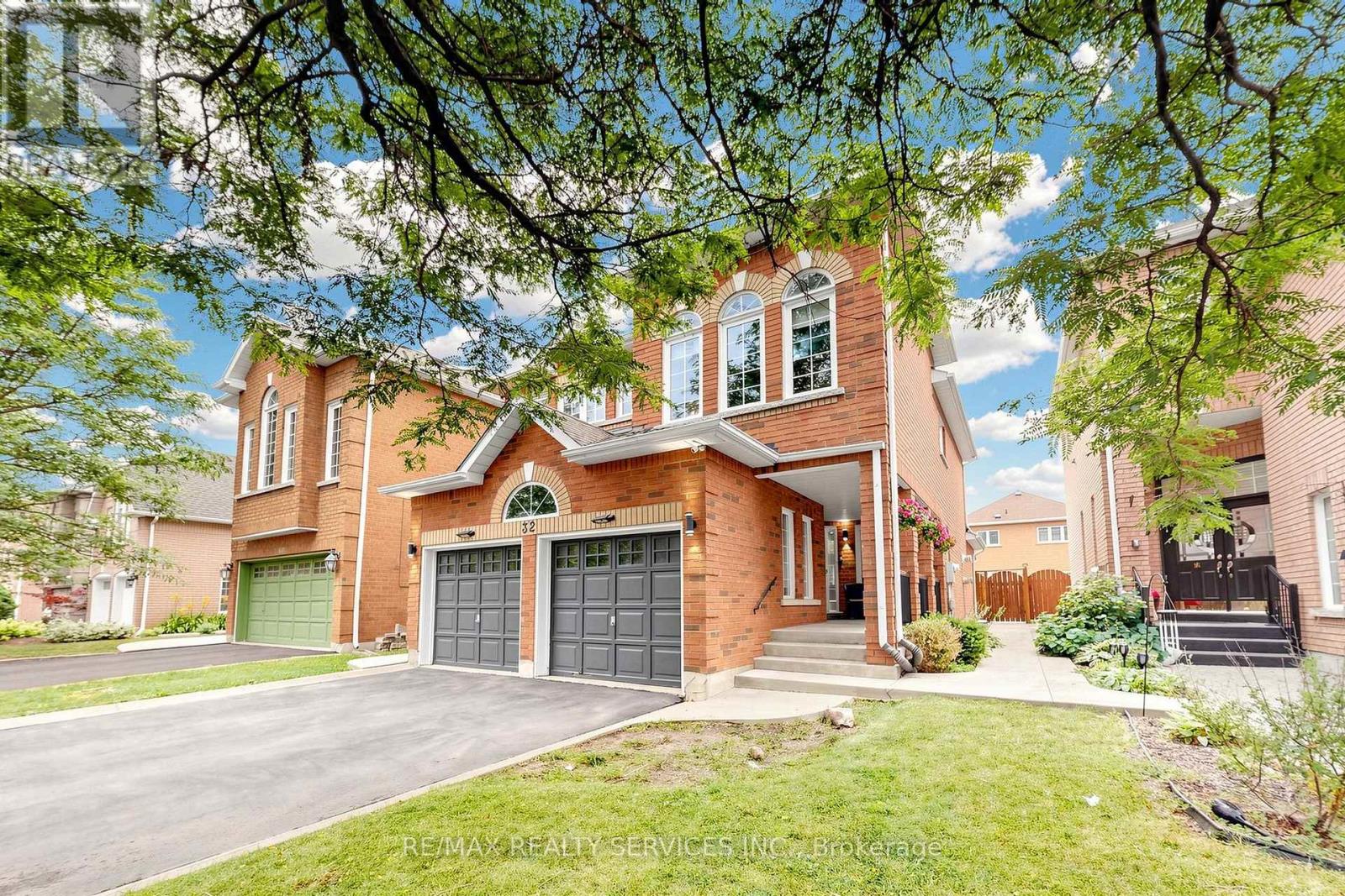 32 Hillpath Crescent, Brampton, Ontario  L6Z 4T9 - Photo 2 - W13570200