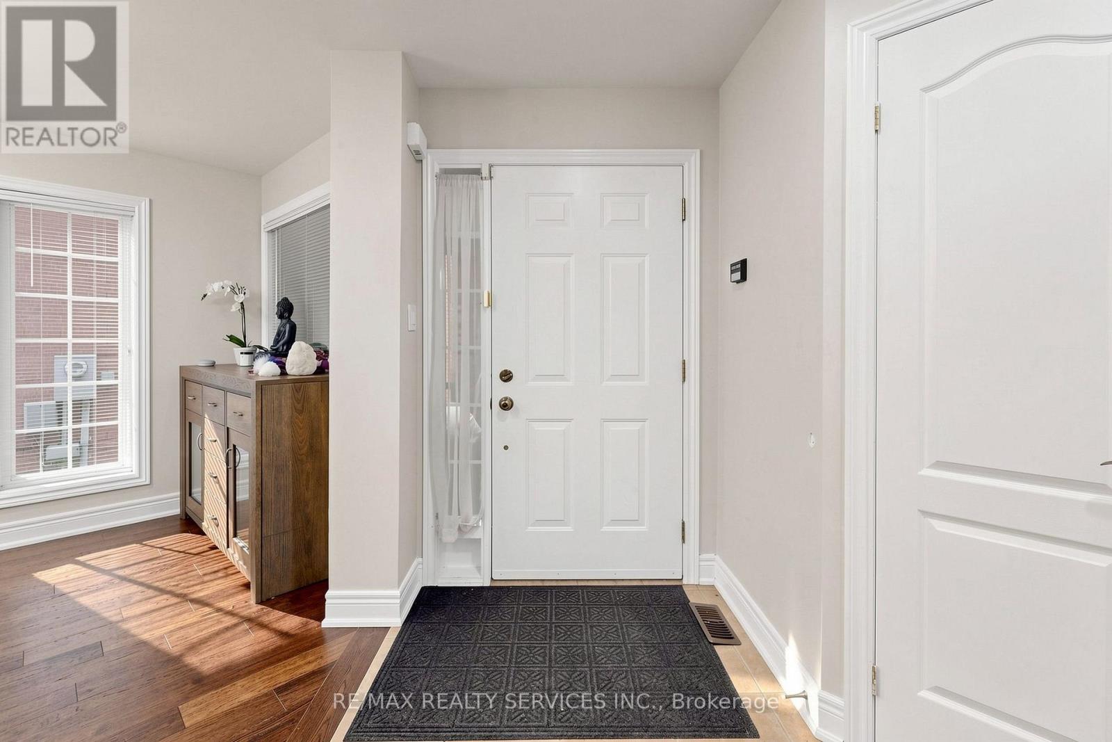 32 Hillpath Crescent, Brampton, Ontario  L6Z 4T9 - Photo 7 - W13570200