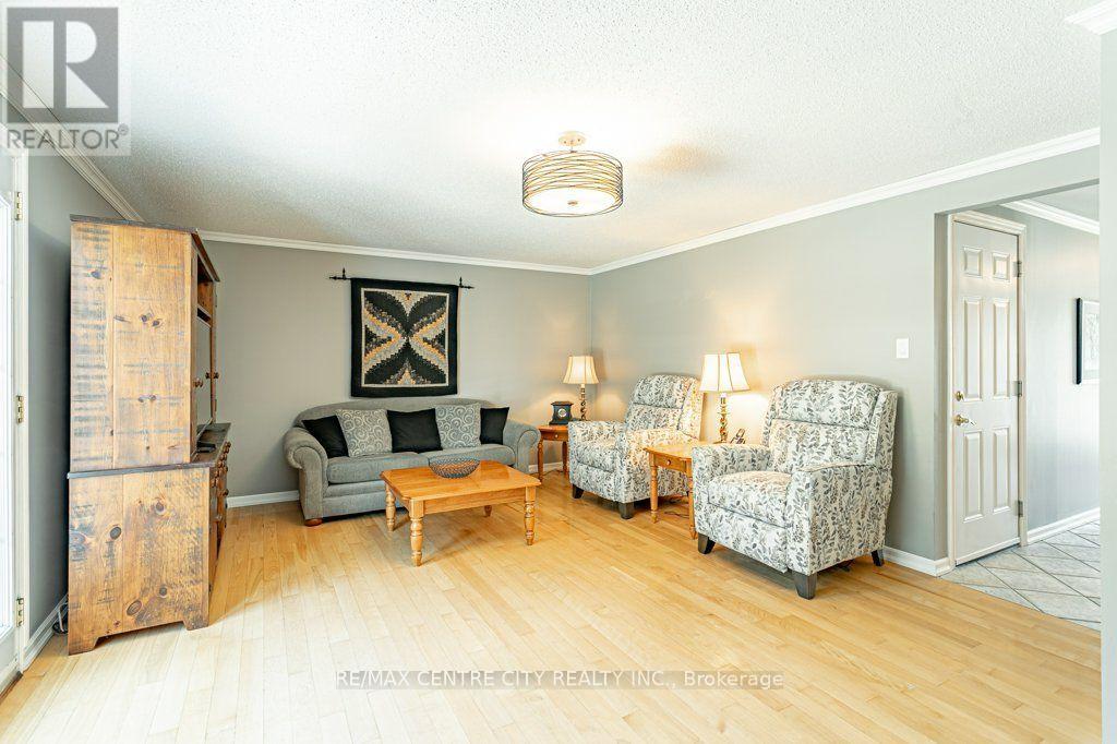 39 Bonnybank Court, Kitchener, Ontario  N2E 3B9 - Photo 7 - X13570340