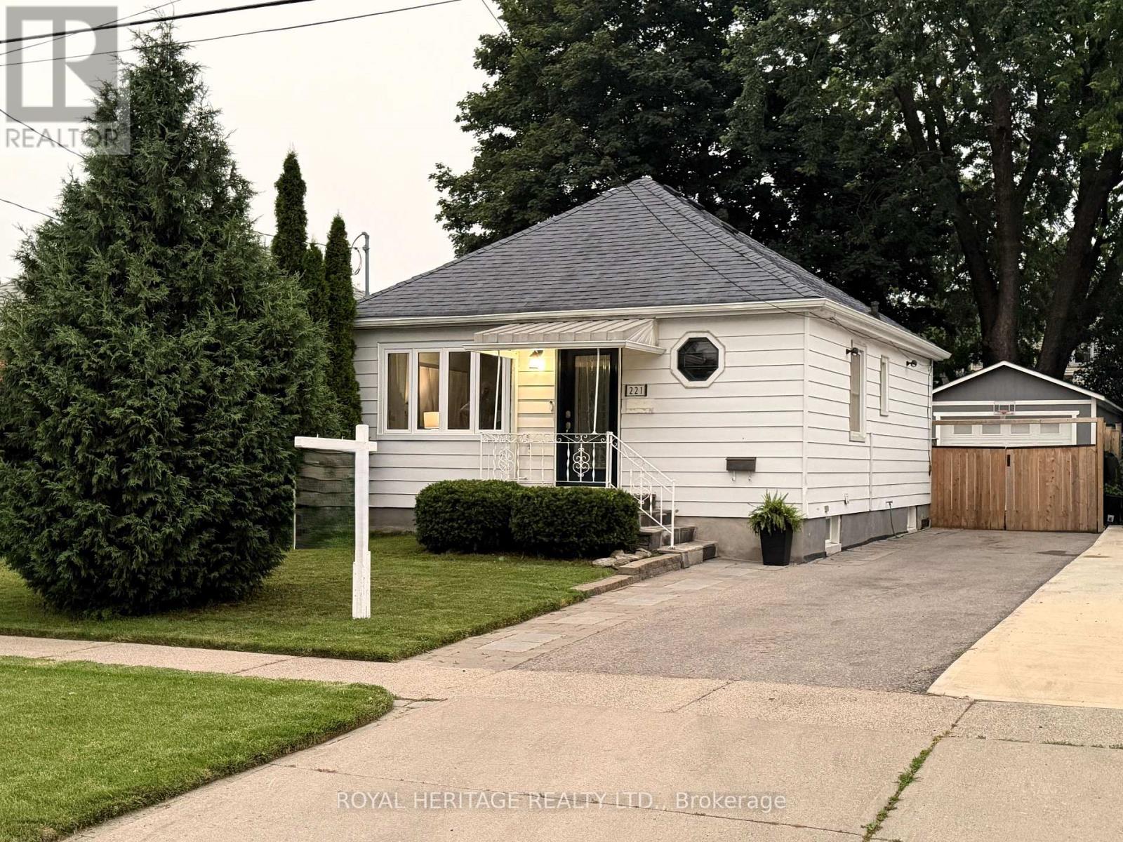 221 HIBBERT AVENUE, Oshawa, Ontario
