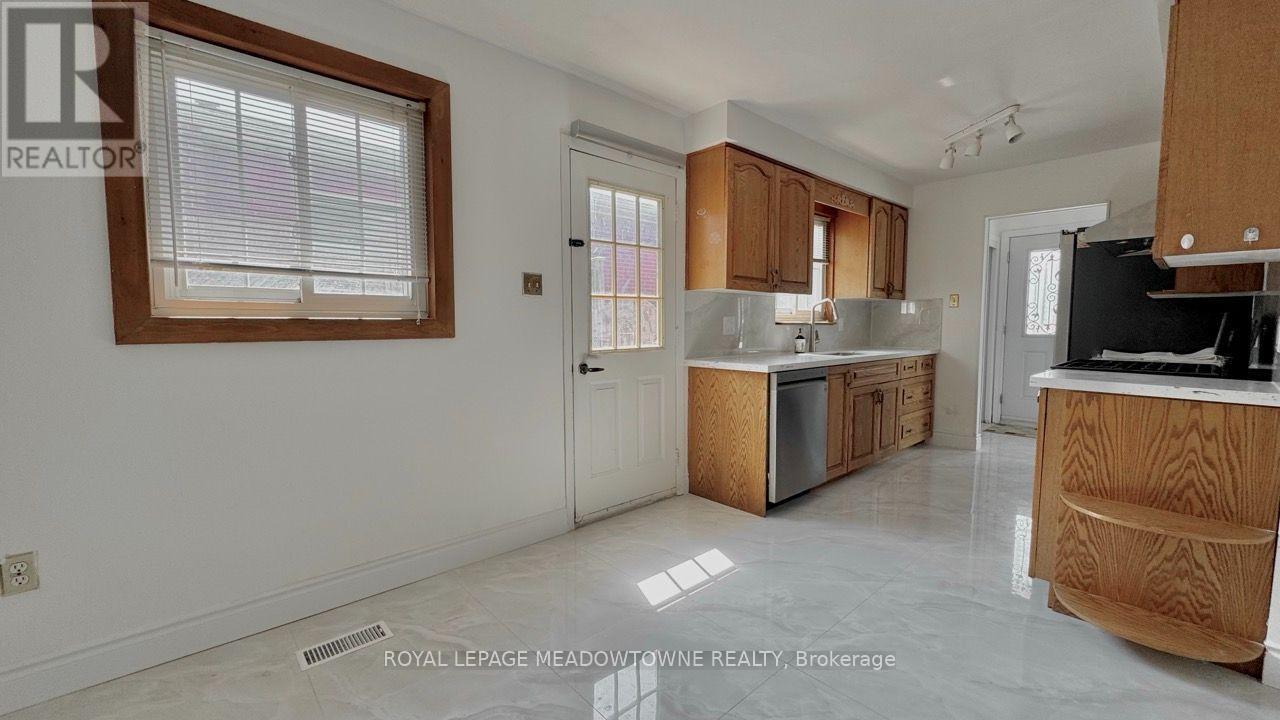 739 CONSORT CRESCENT - Photo 2