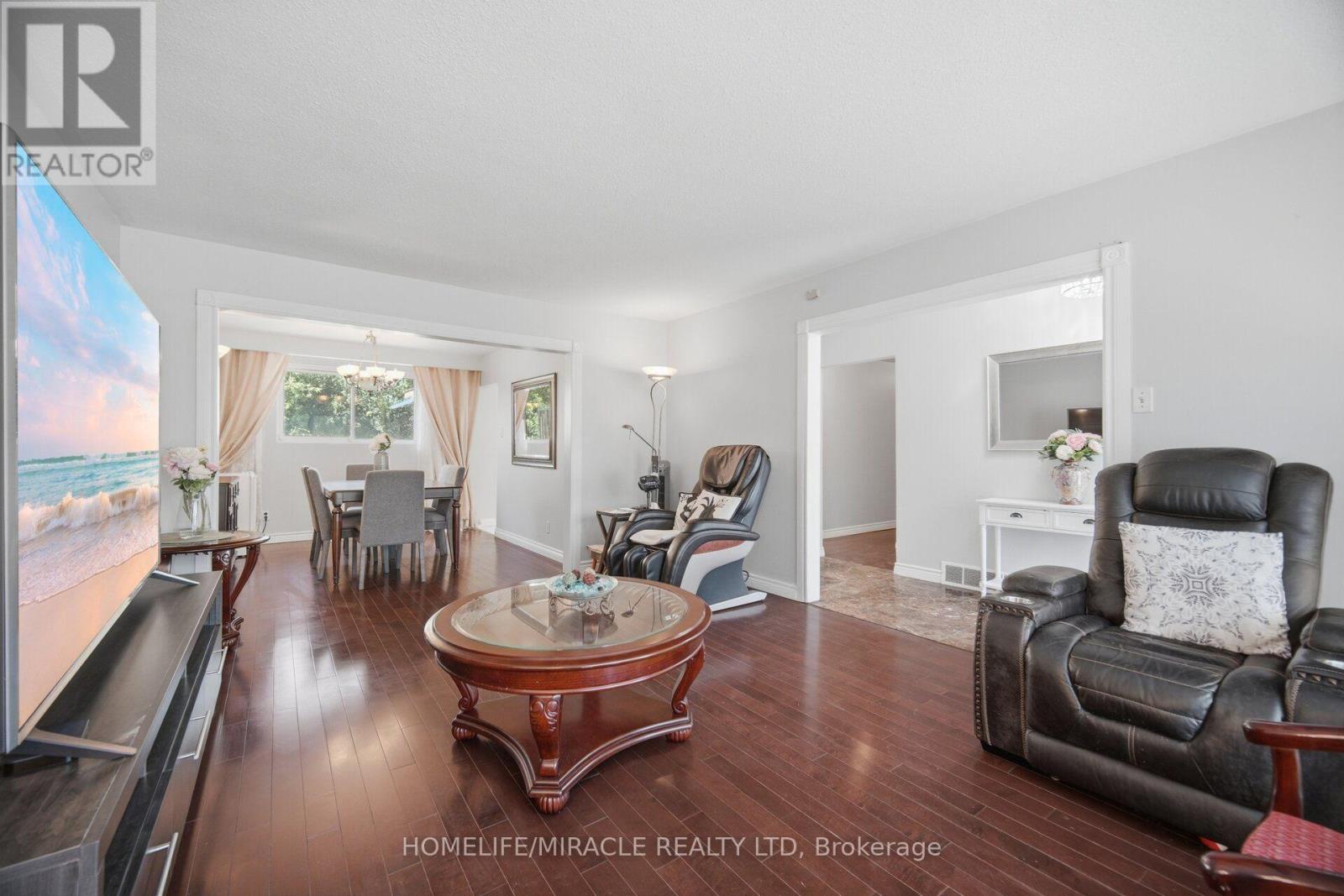 25 Furness Crescent, Toronto, Ontario  M9V 3T9 - Photo 7 - W13570546