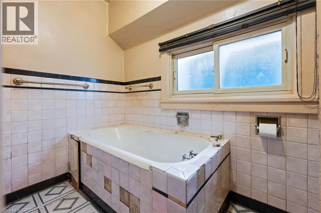 23 Edgemont Street N, Hamilton, Ontario  L8H 4C7 - Photo 16 - 40846579