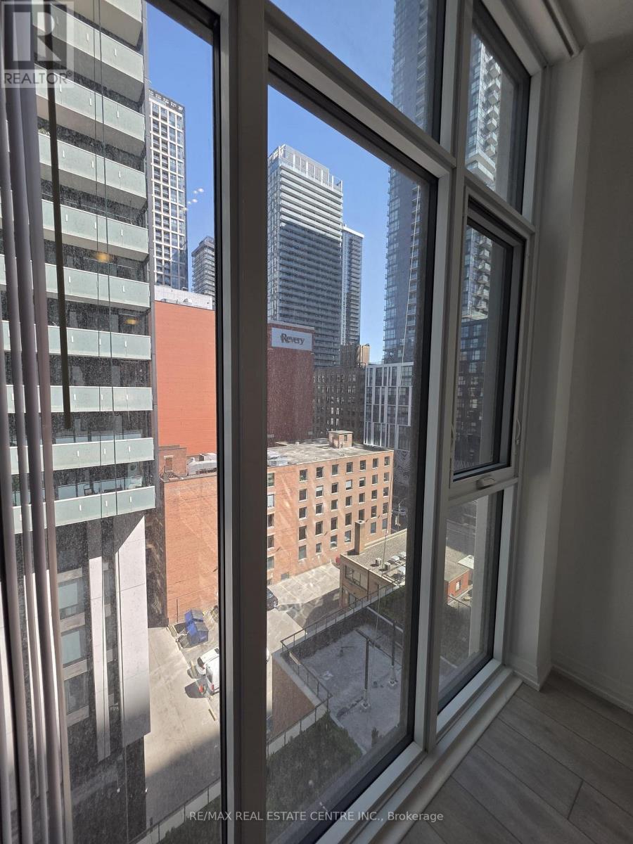 901 - 400 KING STREET W
