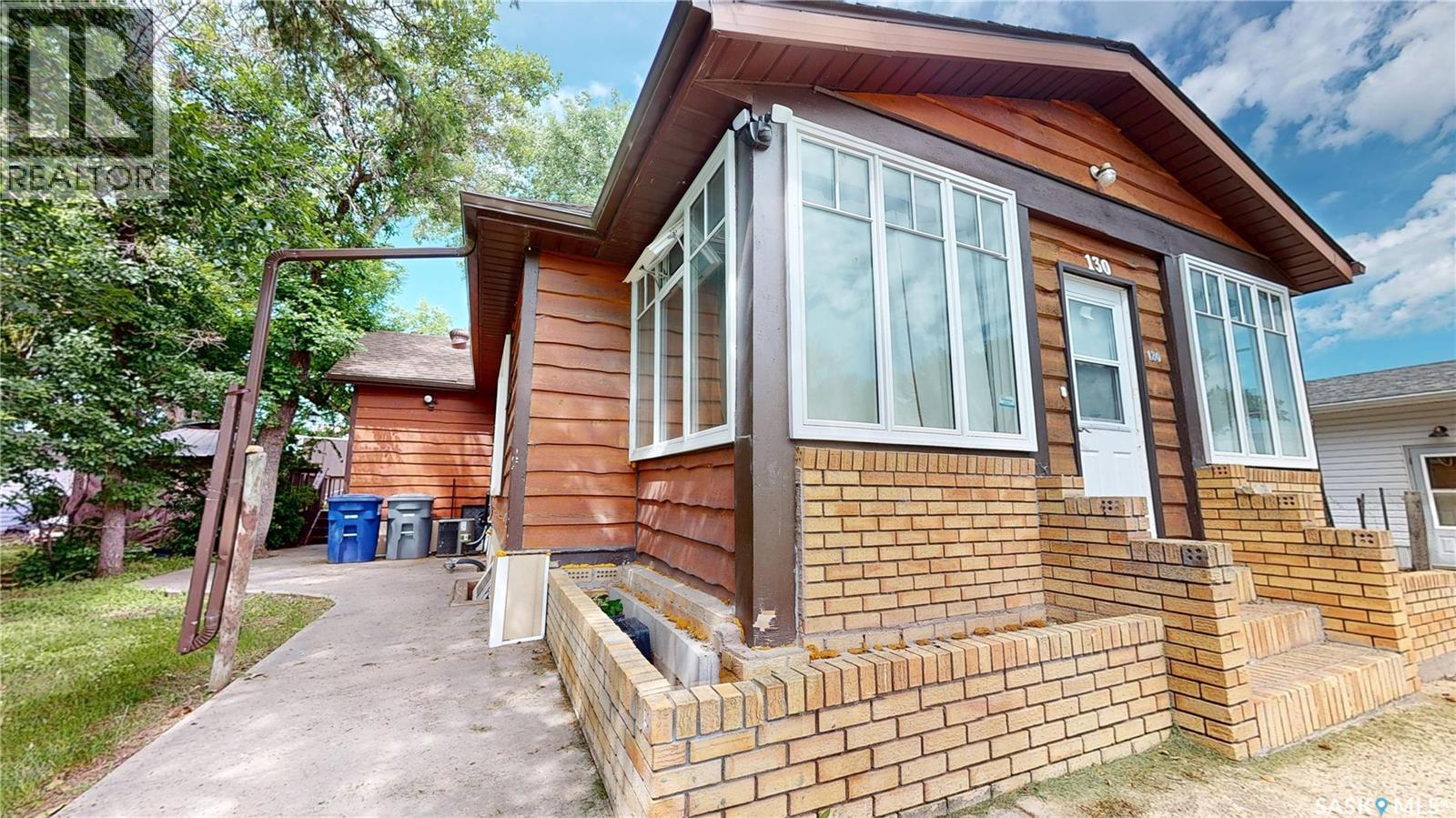 130 Maple Avenue N, Eastend, Saskatchewan  S0N 0T0 - Photo 2 - SK041601