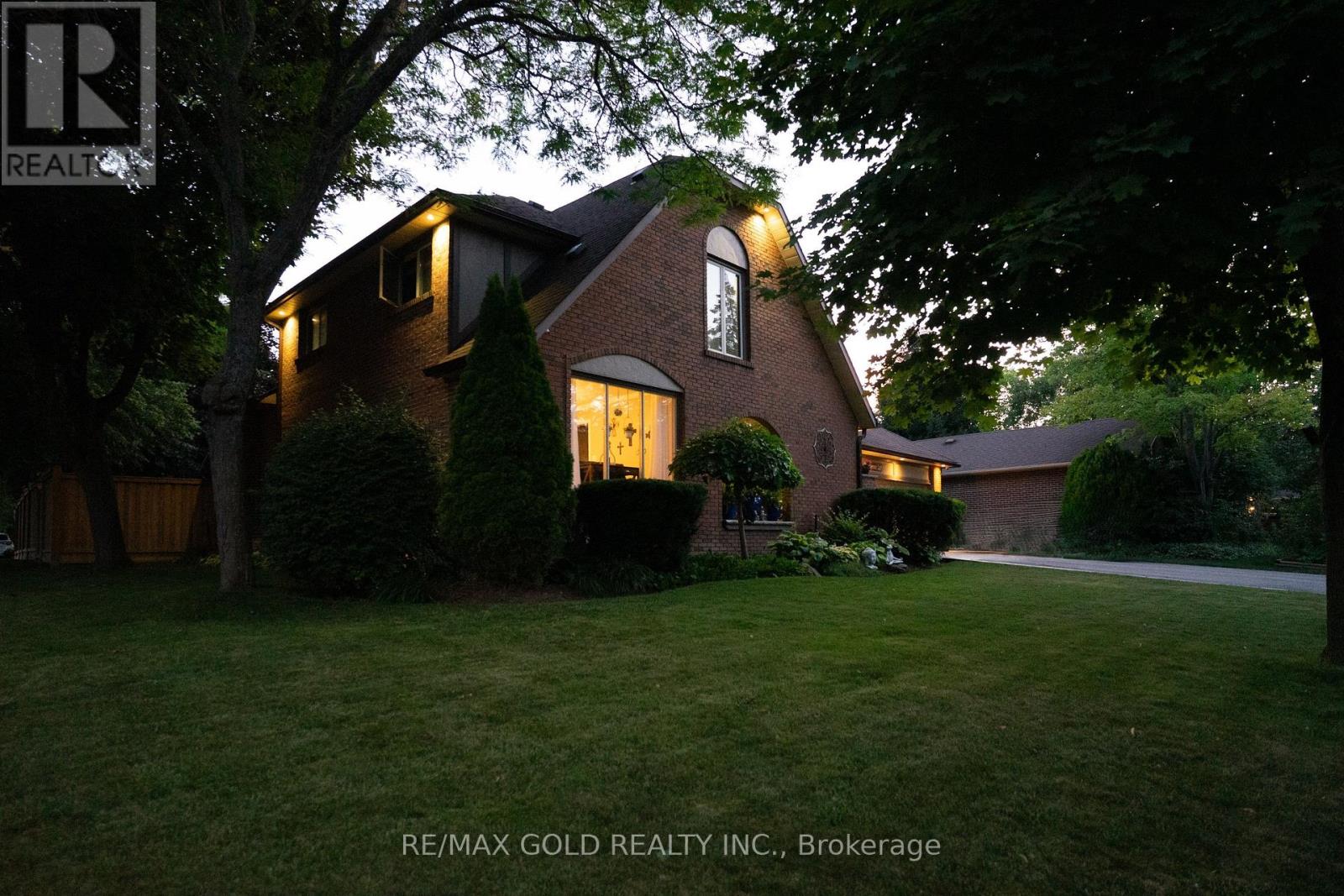 40 Cairnmore Court, Brampton, Ontario  L6Z 1T6 - Photo 3 - W13570696