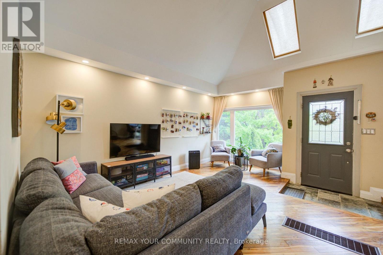 Main - 29 Ennerdale Road, Toronto, Ontario M6E 4C2 - Photo 11 - W13570854